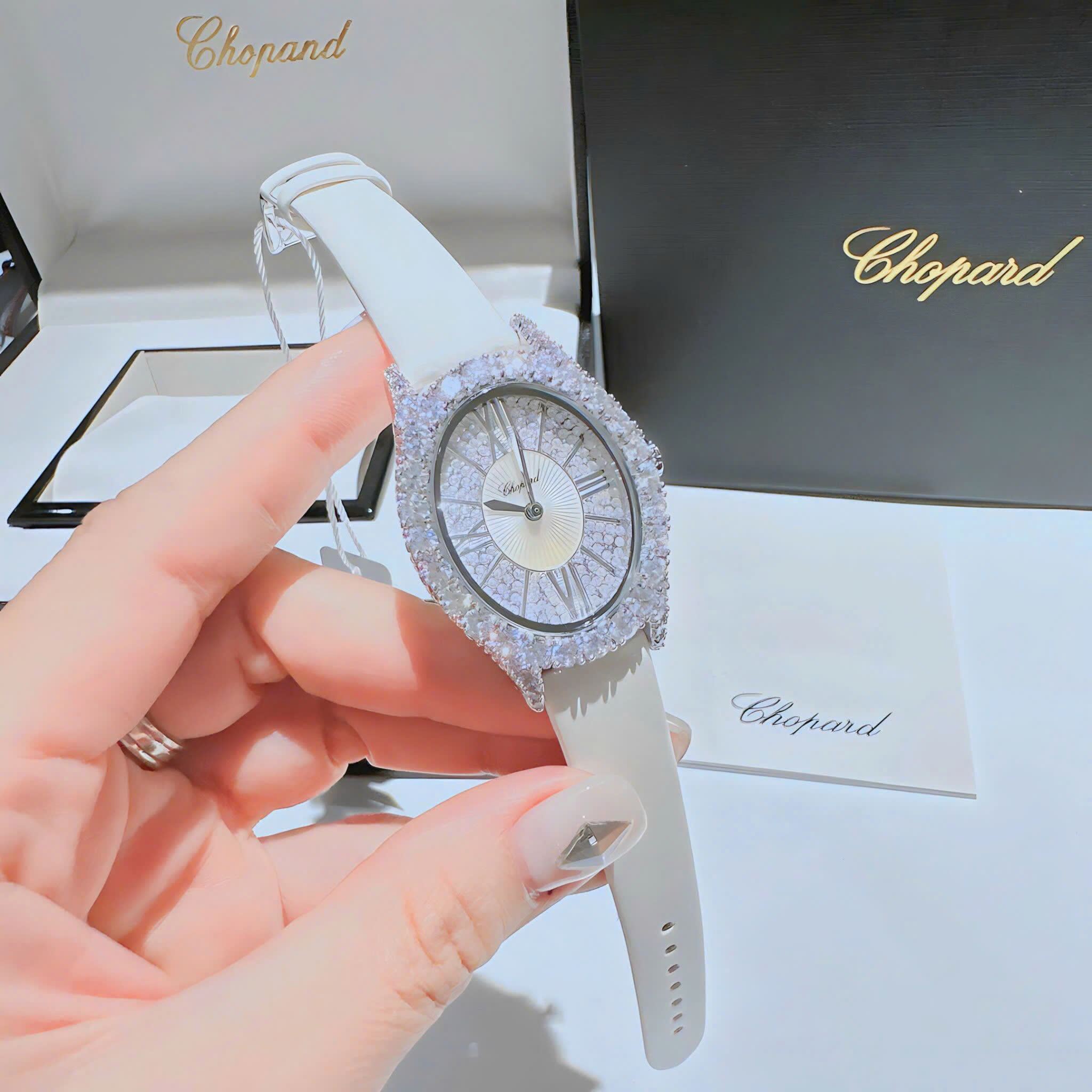 Đồng Hồ Chopard Mặt Elip |Nữ Giới |Full Đá Swarovski |Dây Da Trắng |Máy Pin (Quartz) |Size 32mm |donghogiatot.vn