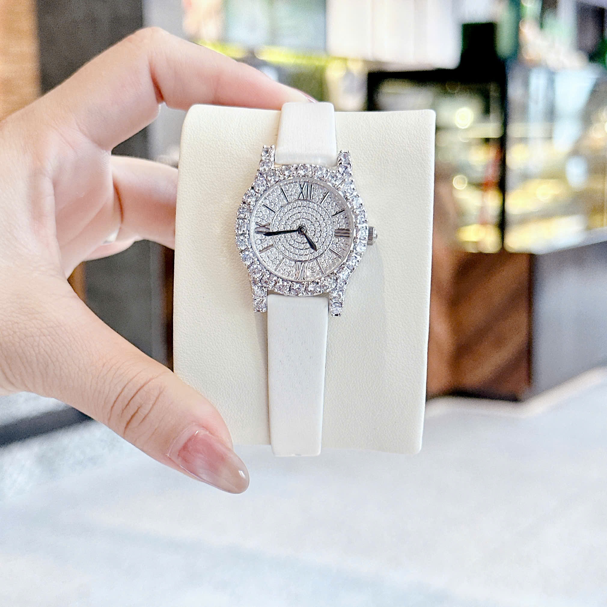 Đồng Hồ Chopard Mặt Oval |Nữ Giới |Full Đá Swarovski Silver |Dây Da Trắng |Máy Pin (Quartz) |Size 32mm |donghogiatot.vn