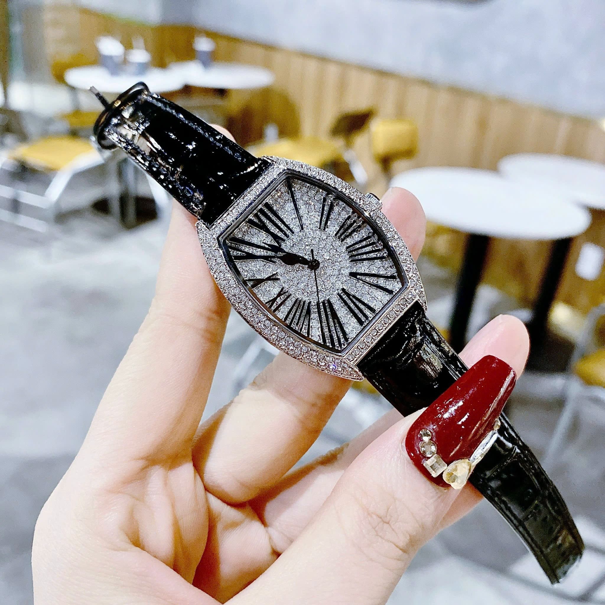 Đồng Hồ Chopard Mặt Oval |Nữ Giới |Đính Đá Swarovski |Dây Da Đen |Máy Pin (Quartz) |Size 34mm |donghogiatot.vn