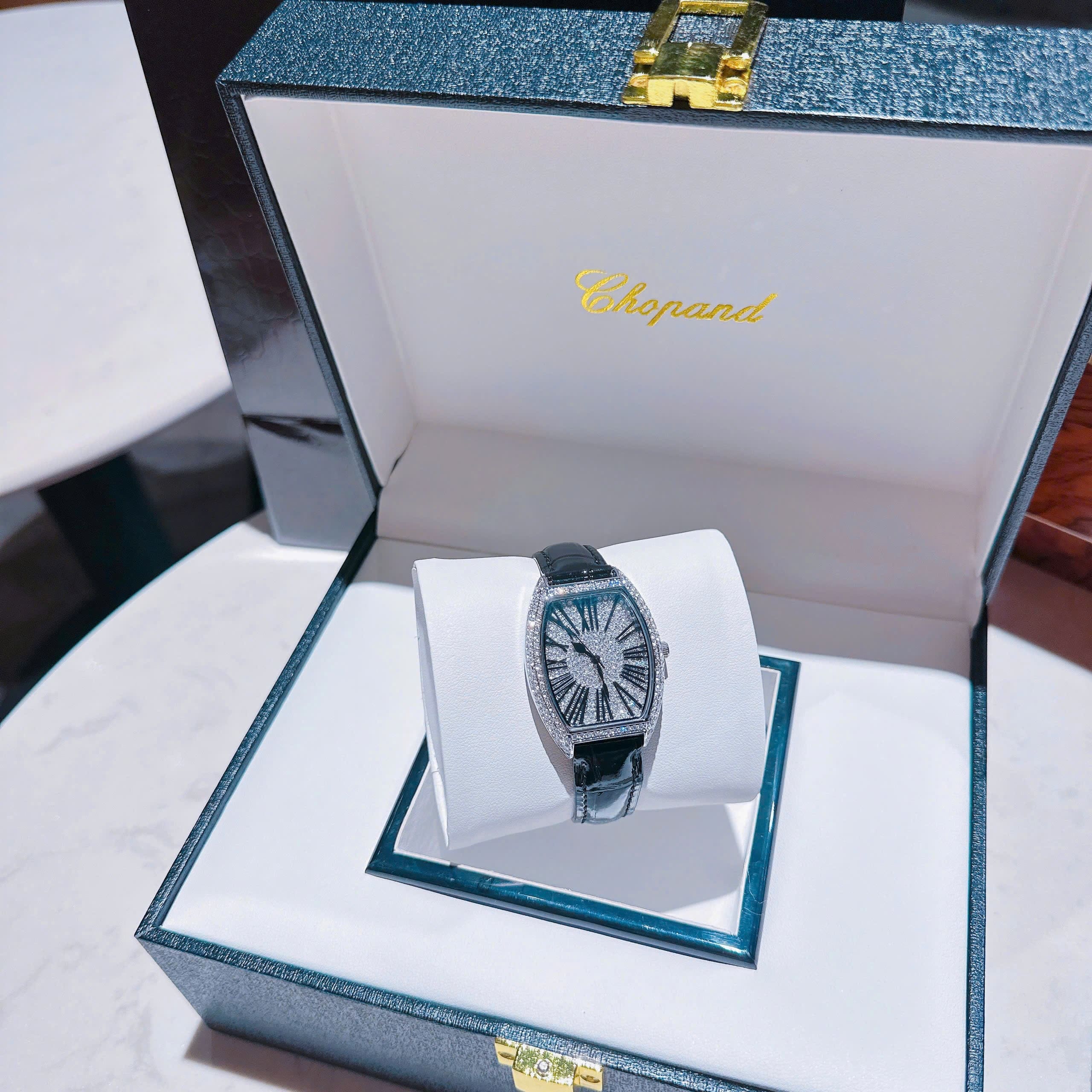 Đồng Hồ Chopard Mặt Oval |Nữ Giới |Đính Đá Swarovski |Dây Da Đen |Máy Pin (Quartz) |Size 34mm |donghogiatot.vn