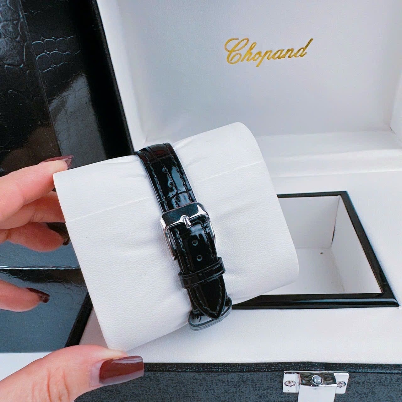 Đồng Hồ Chopard Mặt Oval |Nữ Giới |Đính Đá Swarovski |Dây Da Đen |Máy Pin (Quartz) |Size 34mm |donghogiatot.vn