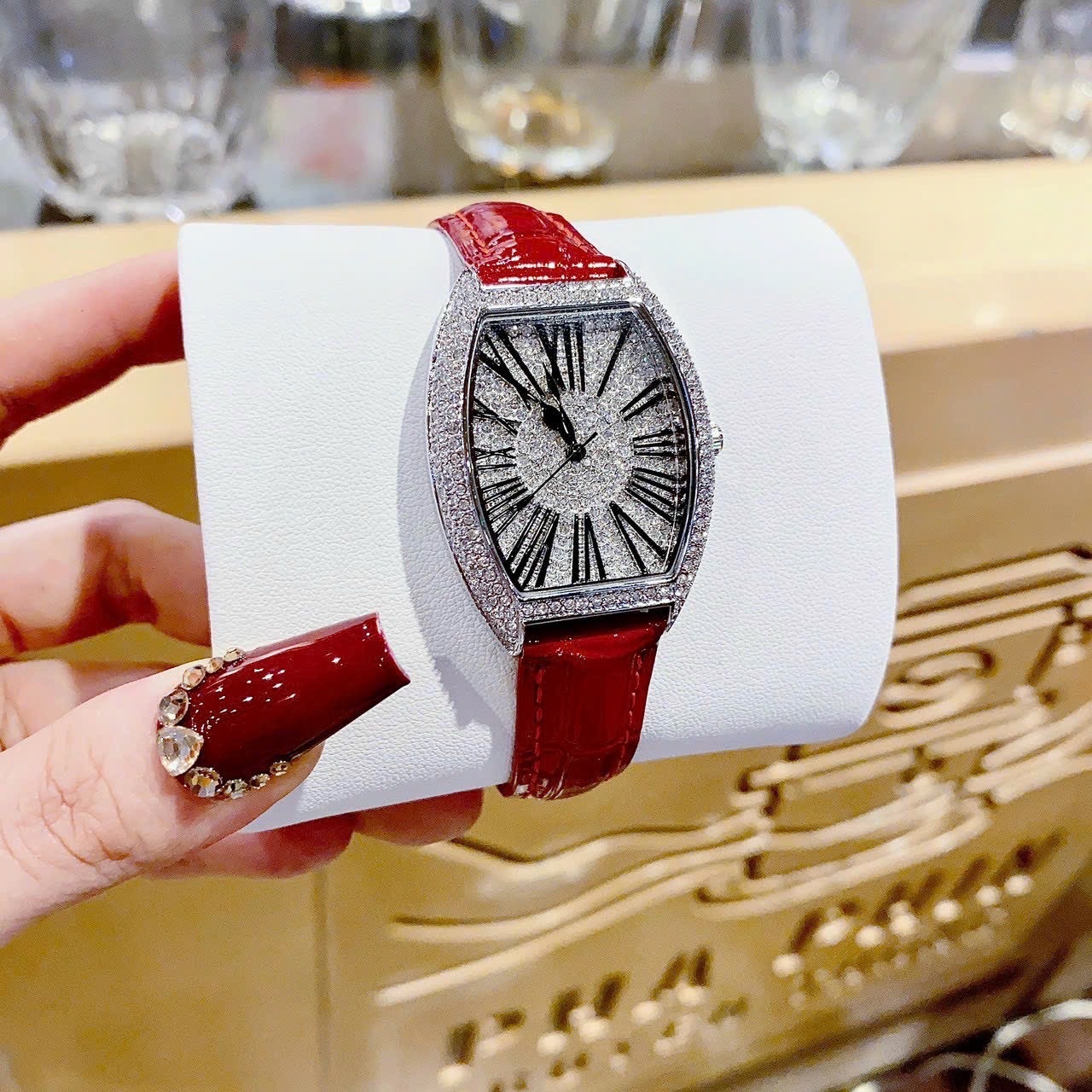 Đồng Hồ Chopard Mặt Oval |Nữ Giới |Đính Đá Swarovski |Dây Da Đỏ |Máy Pin (Quartz) |Size 34mm |donghogiatot.vn