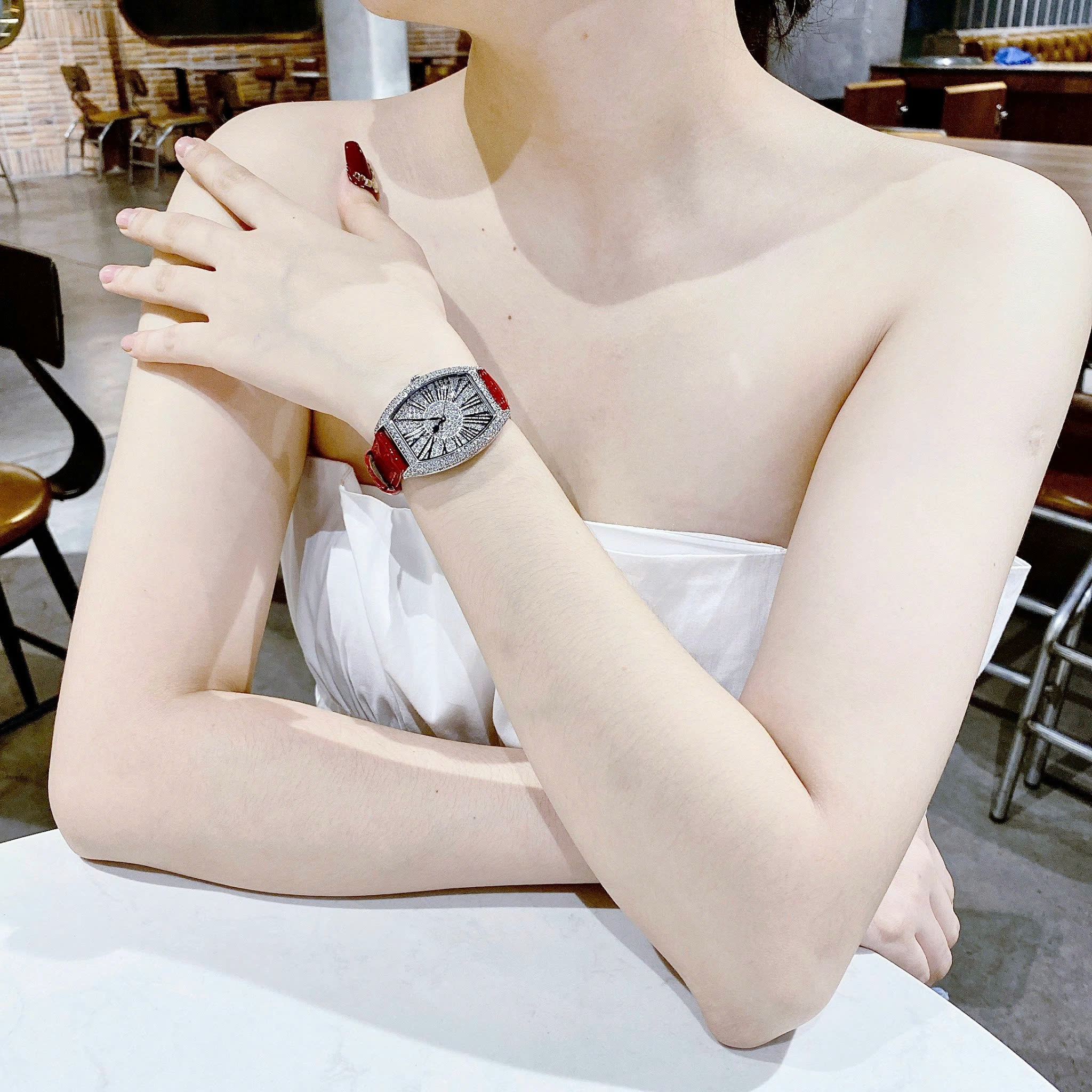 Đồng Hồ Chopard Mặt Oval |Nữ Giới |Đính Đá Swarovski |Dây Da Đỏ |Máy Pin (Quartz) |Size 34mm |donghogiatot.vn