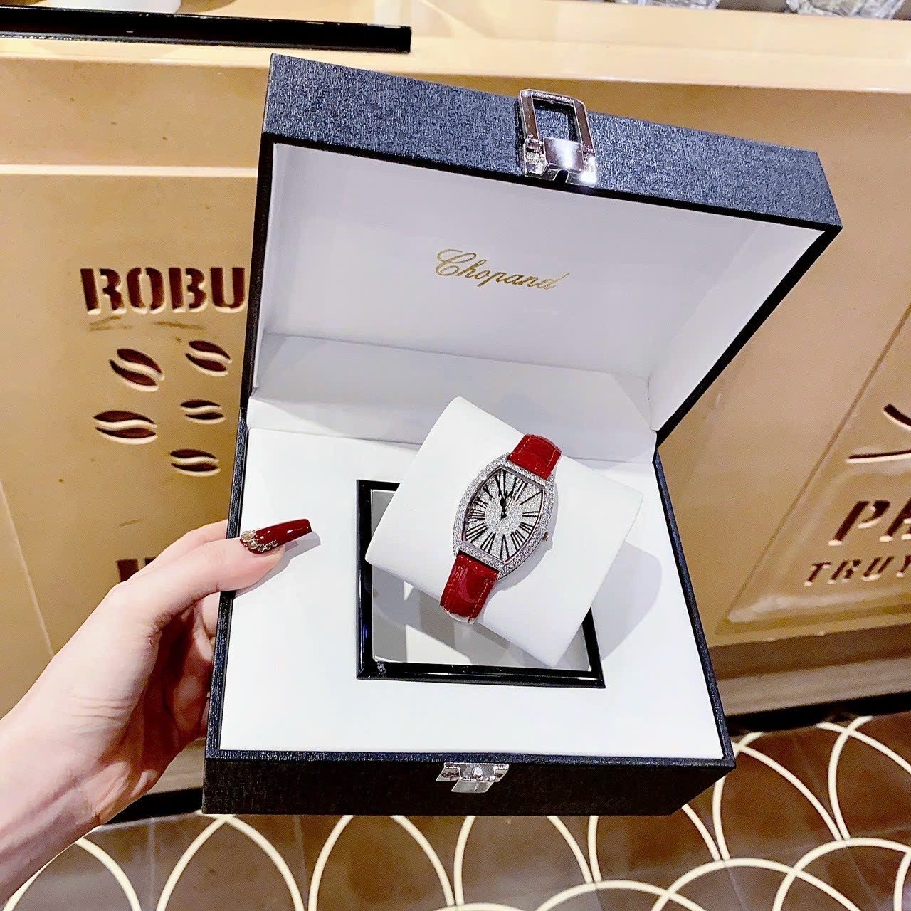 Đồng Hồ Chopard Mặt Oval |Nữ Giới |Đính Đá Swarovski |Dây Da Đỏ |Máy Pin (Quartz) |Size 34mm |donghogiatot.vn