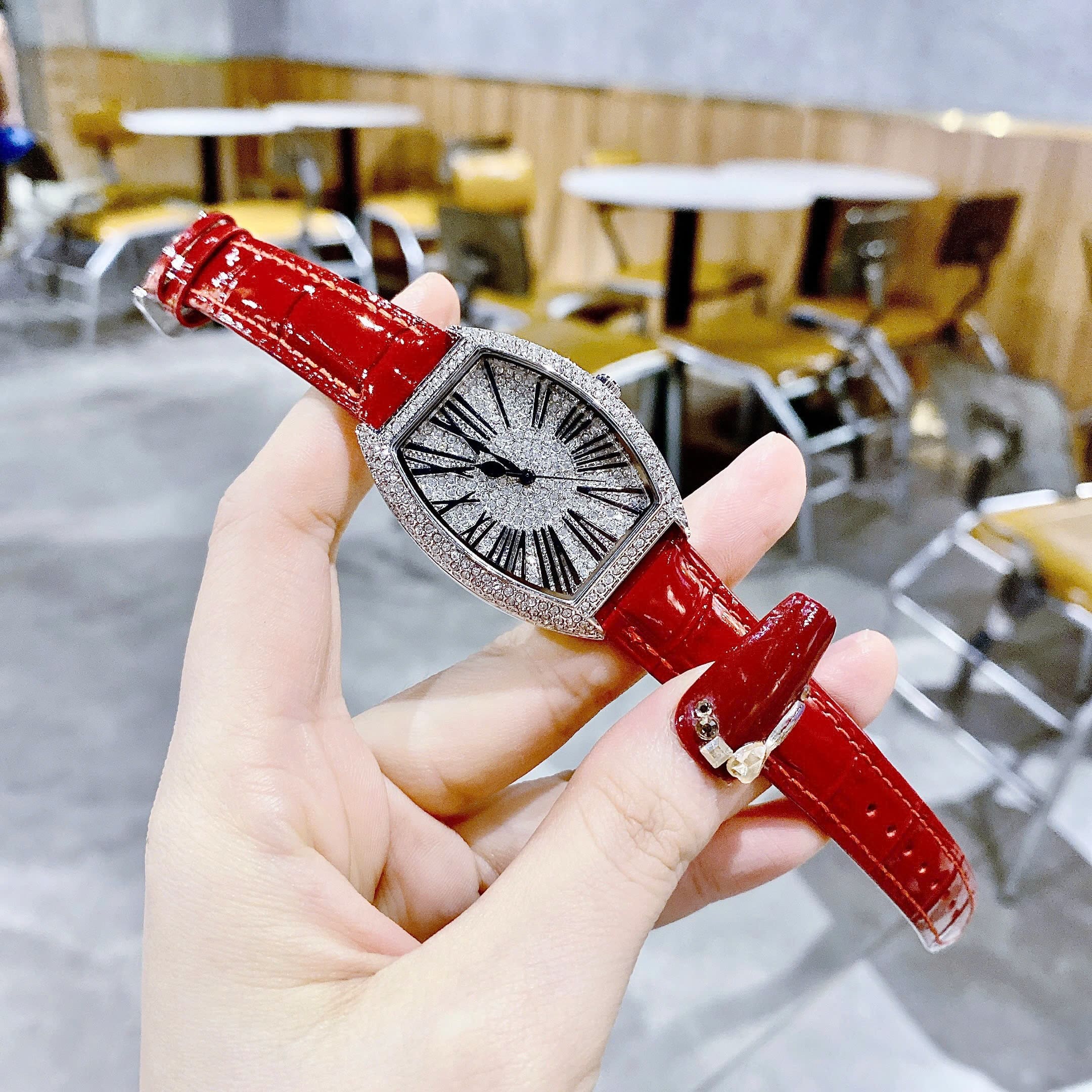 Đồng Hồ Chopard Mặt Oval |Nữ Giới |Đính Đá Swarovski |Dây Da Đỏ |Máy Pin (Quartz) |Size 34mm |donghogiatot.vn