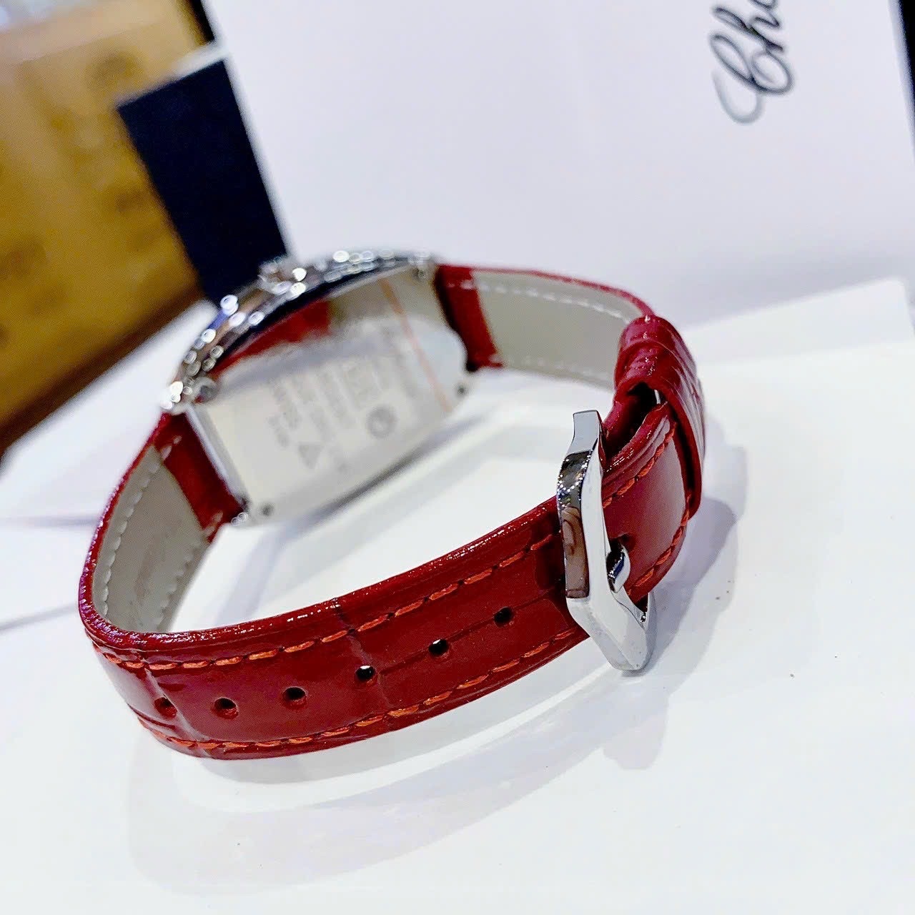 Đồng Hồ Chopard Mặt Oval |Nữ Giới |Đính Đá Swarovski |Dây Da Đỏ |Máy Pin (Quartz) |Size 34mm |donghogiatot.vn