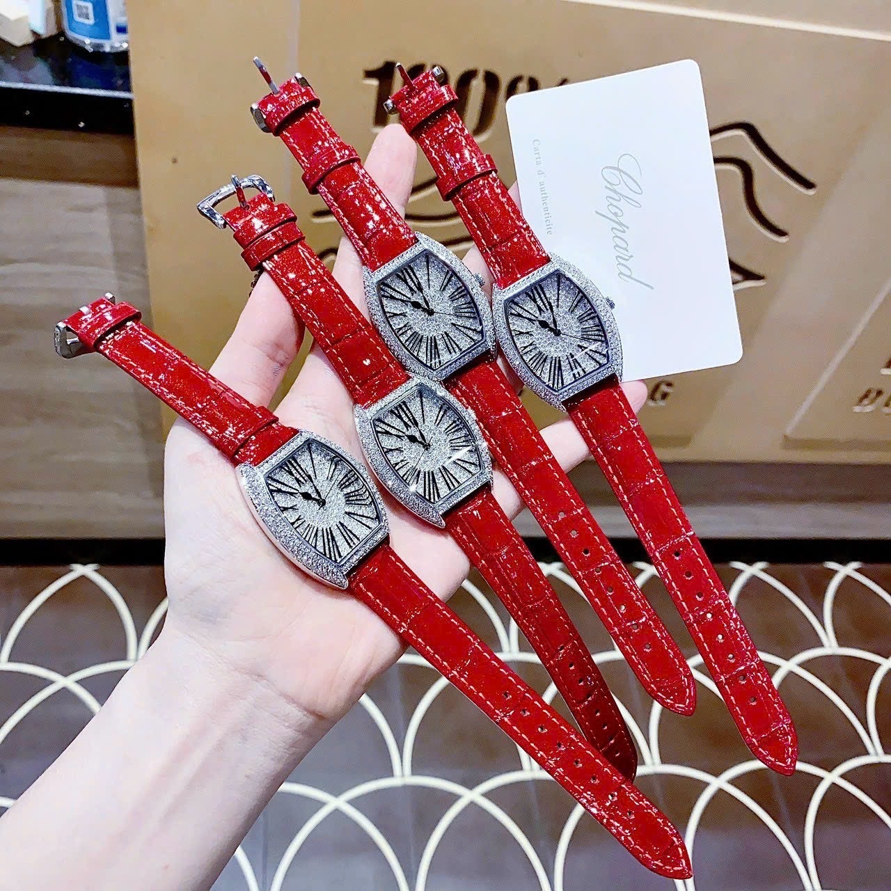 Đồng Hồ Chopard Mặt Oval |Nữ Giới |Đính Đá Swarovski |Dây Da Đỏ |Máy Pin (Quartz) |Size 34mm |donghogiatot.vn