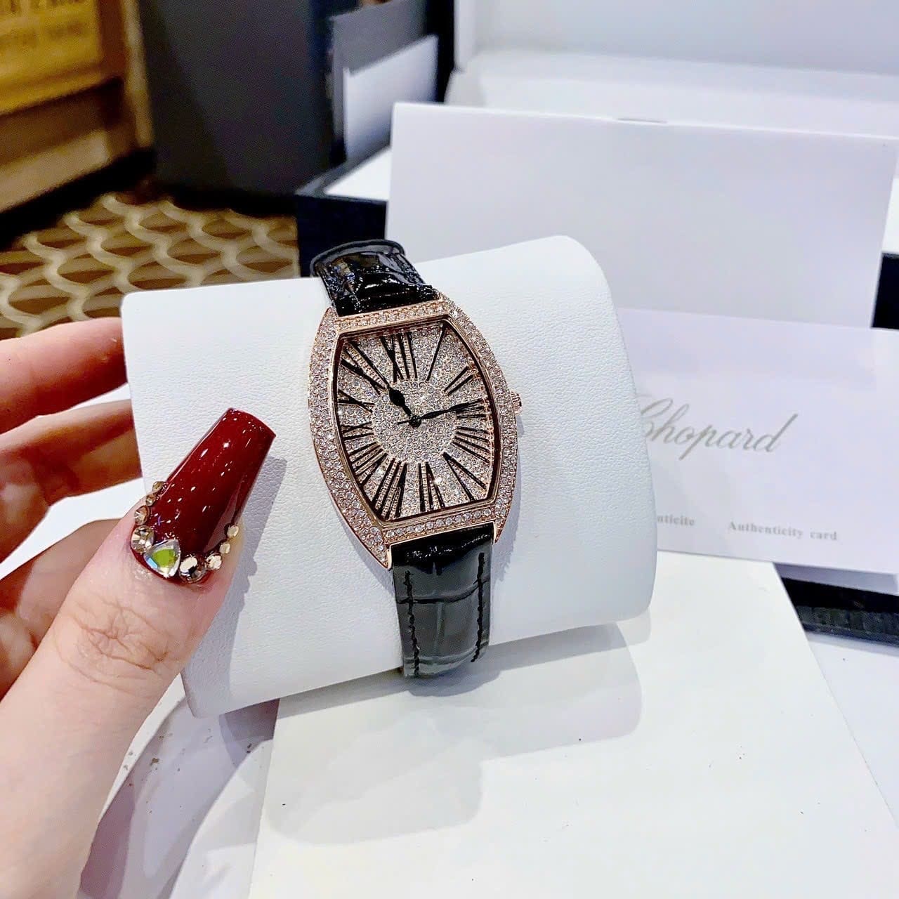 Đồng Hồ Chopard Mặt Oval |Nữ Giới |Đính Đá Rose Gold |Dây Da Đen |Máy Pin (Quartz) |Size 34mm |donghogiatot.vn