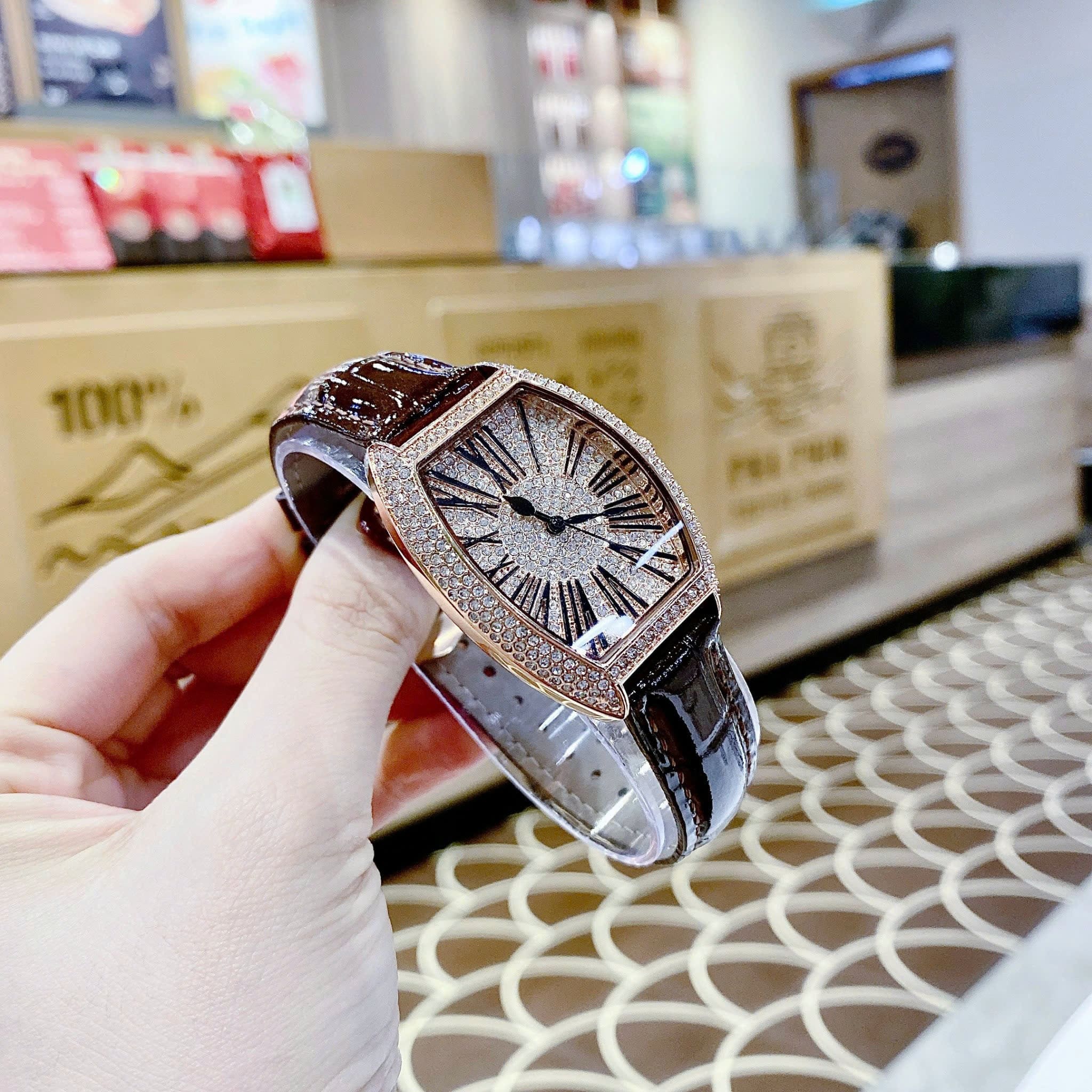 Đồng Hồ Chopard Mặt Oval |Nữ Giới |Đính Đá Rose Gold |Dây Da Nâu |Máy Pin (Quartz) |Size 34mm |donghogiatot.vn