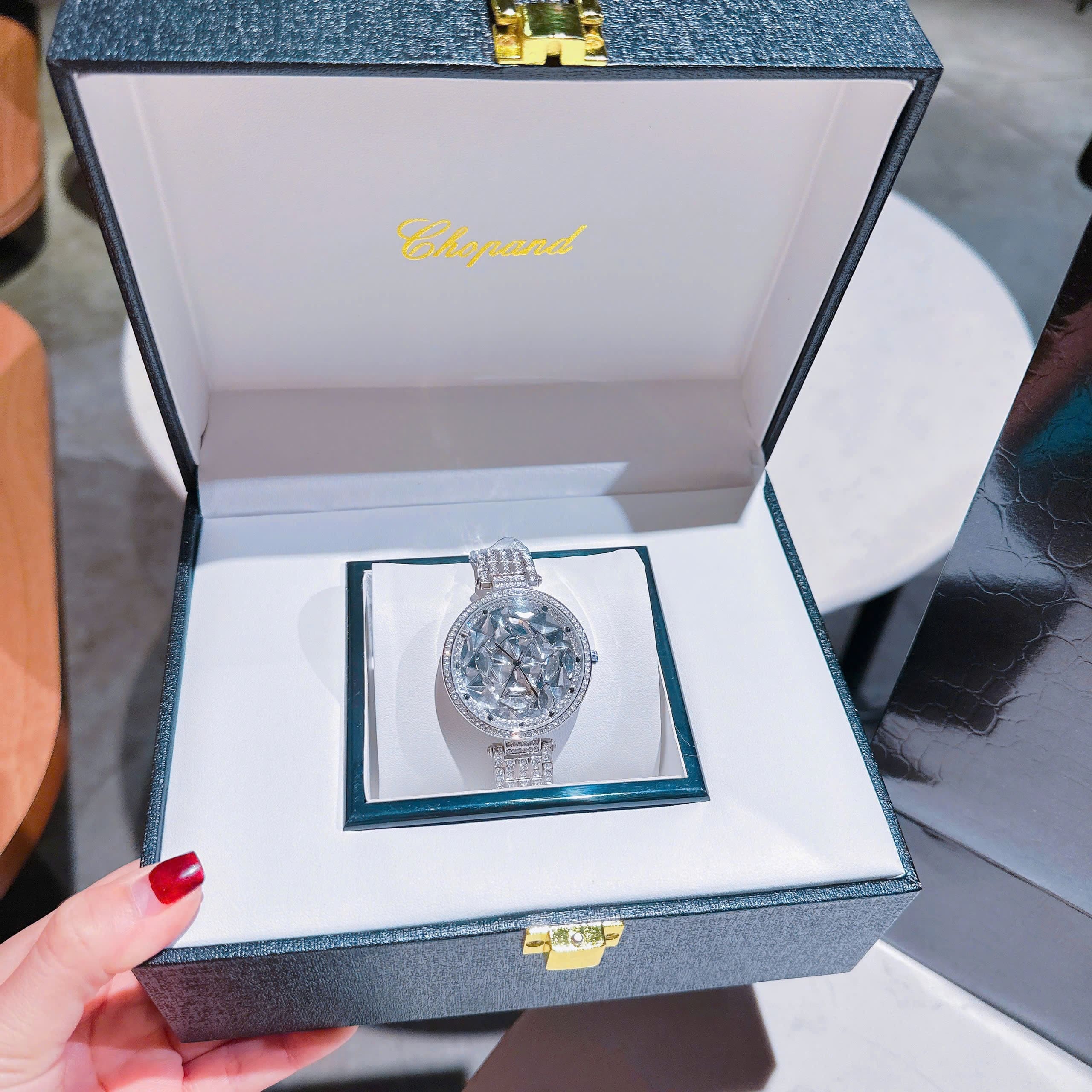 Đồng Hồ Chopard Full Pha Lê |Nữ Giới |Mặt Tròn |Dây Kim Loại Silver |Máy Pin (Quartz) |Size 38mm |donghogiatot.vn