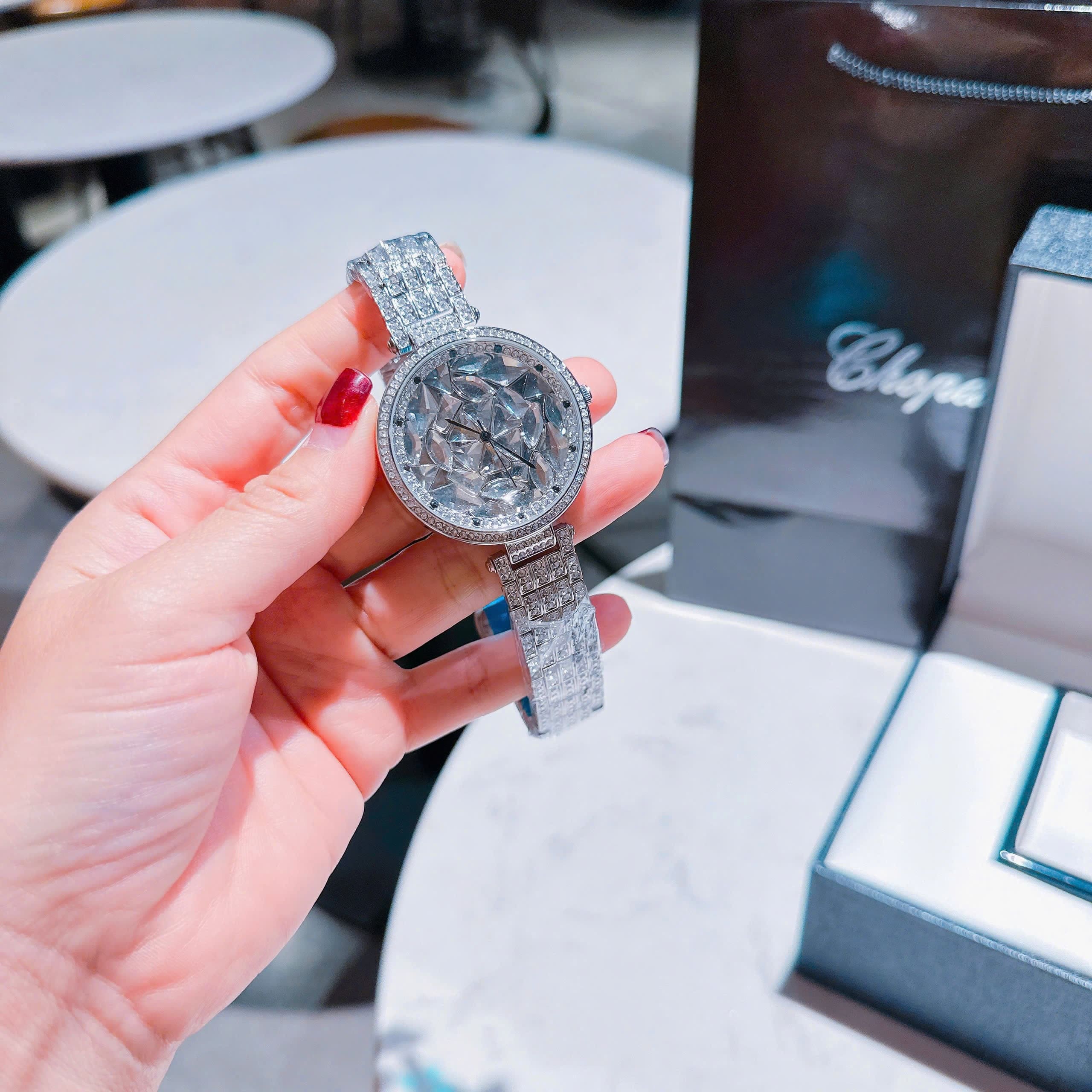 Đồng Hồ Chopard Full Pha Lê |Nữ Giới |Mặt Tròn |Dây Kim Loại Silver |Máy Pin (Quartz) |Size 38mm |donghogiatot.vn