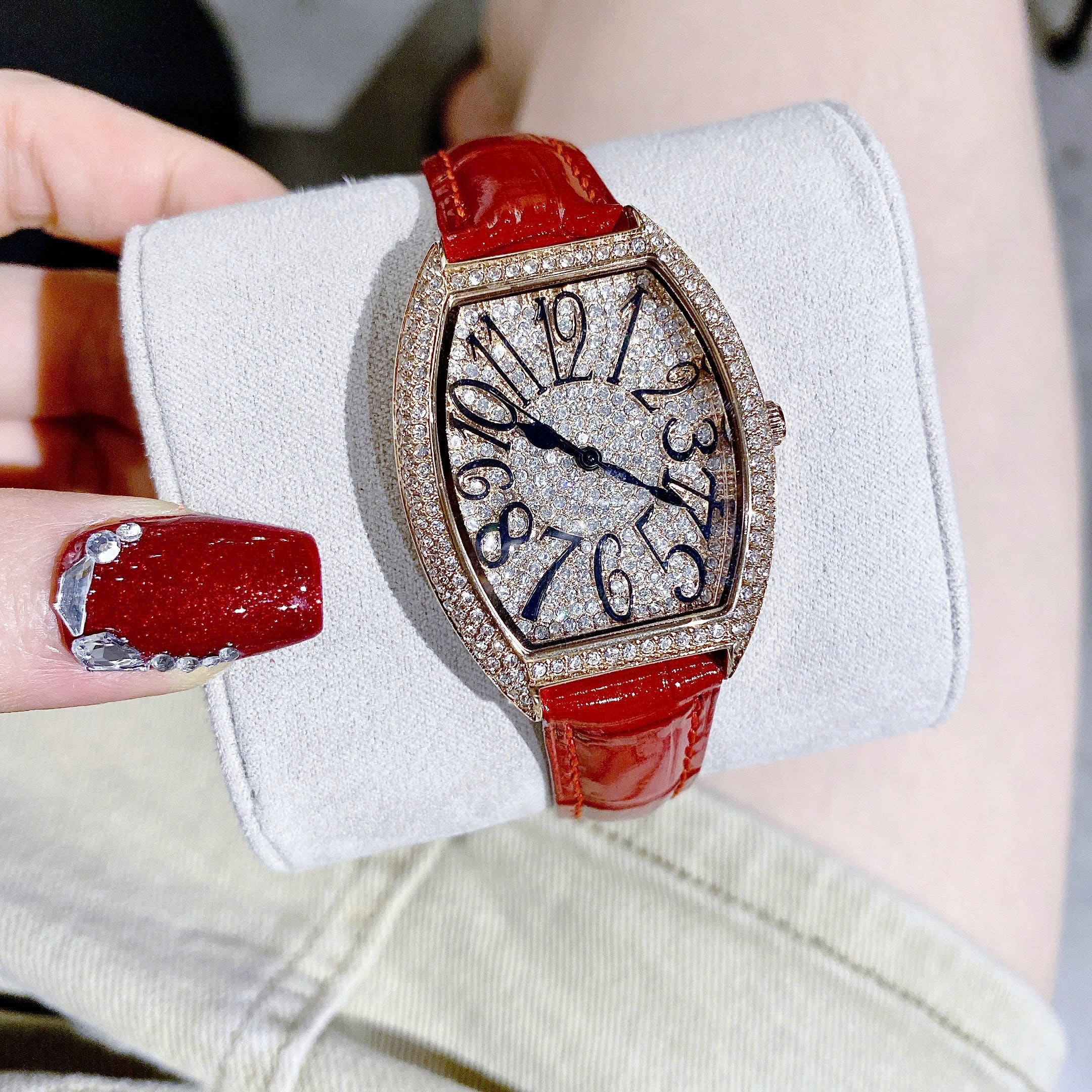 Đồng Hồ Chopard Tựa Franck Muller |Nữ Giới |Full Đá Rose Gold |Dây Da Đỏ |Máy Pin (Quartz) |Size 34mm |donghogiatot.vn