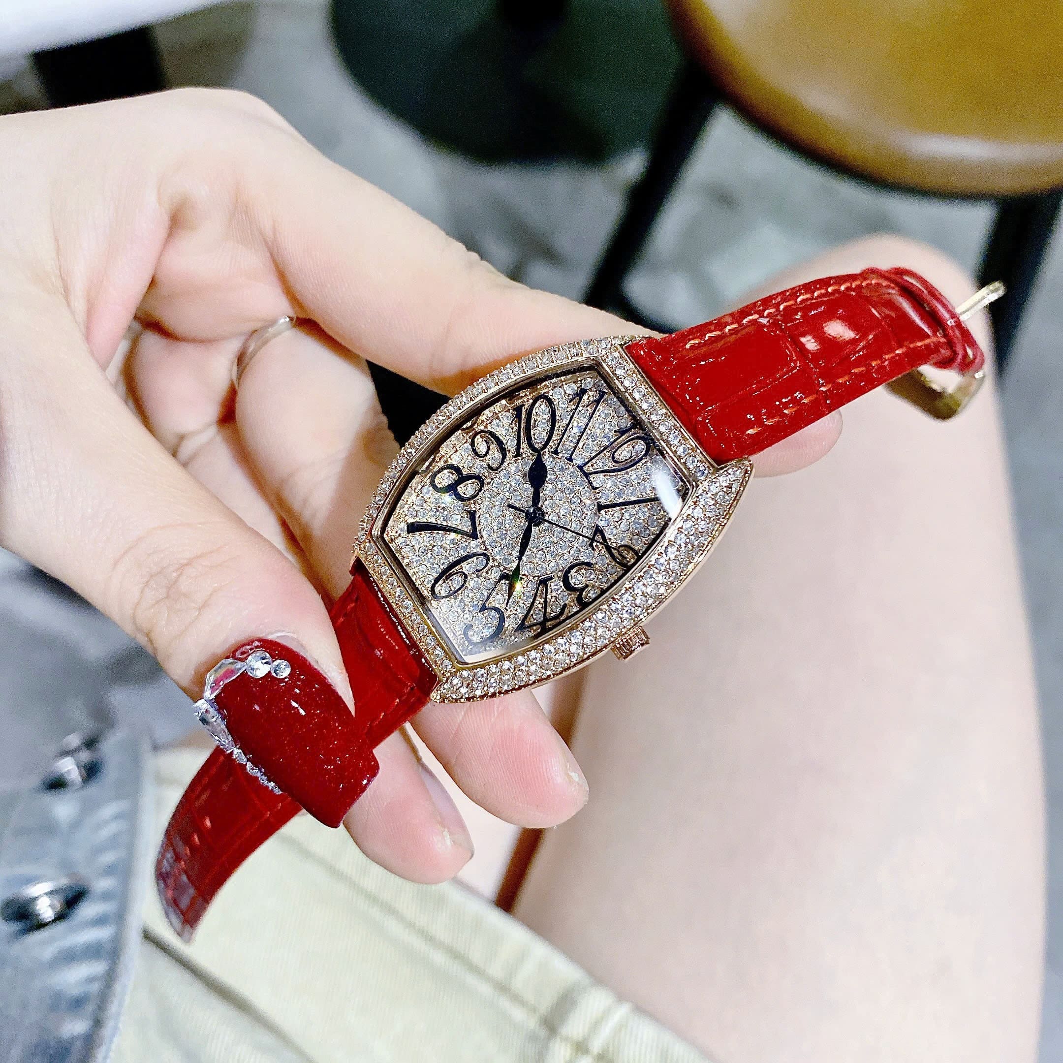 Đồng Hồ Chopard Tựa Franck Muller |Nữ Giới |Full Đá Rose Gold |Dây Da Đỏ |Máy Pin (Quartz) |Size 34mm |donghogiatot.vn