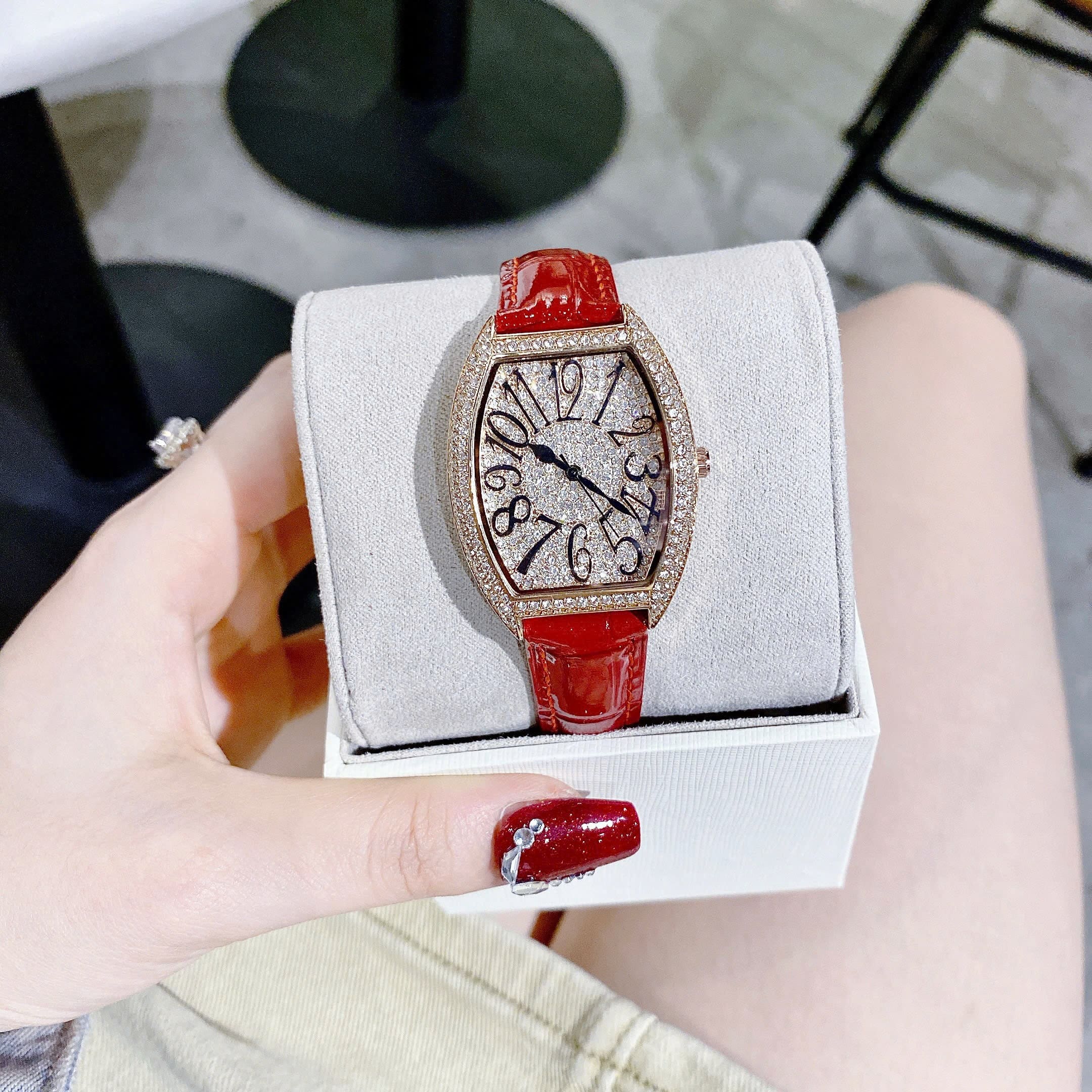 Đồng Hồ Chopard Tựa Franck Muller |Nữ Giới |Full Đá Rose Gold |Dây Da Đỏ |Máy Pin (Quartz) |Size 34mm |donghogiatot.vn