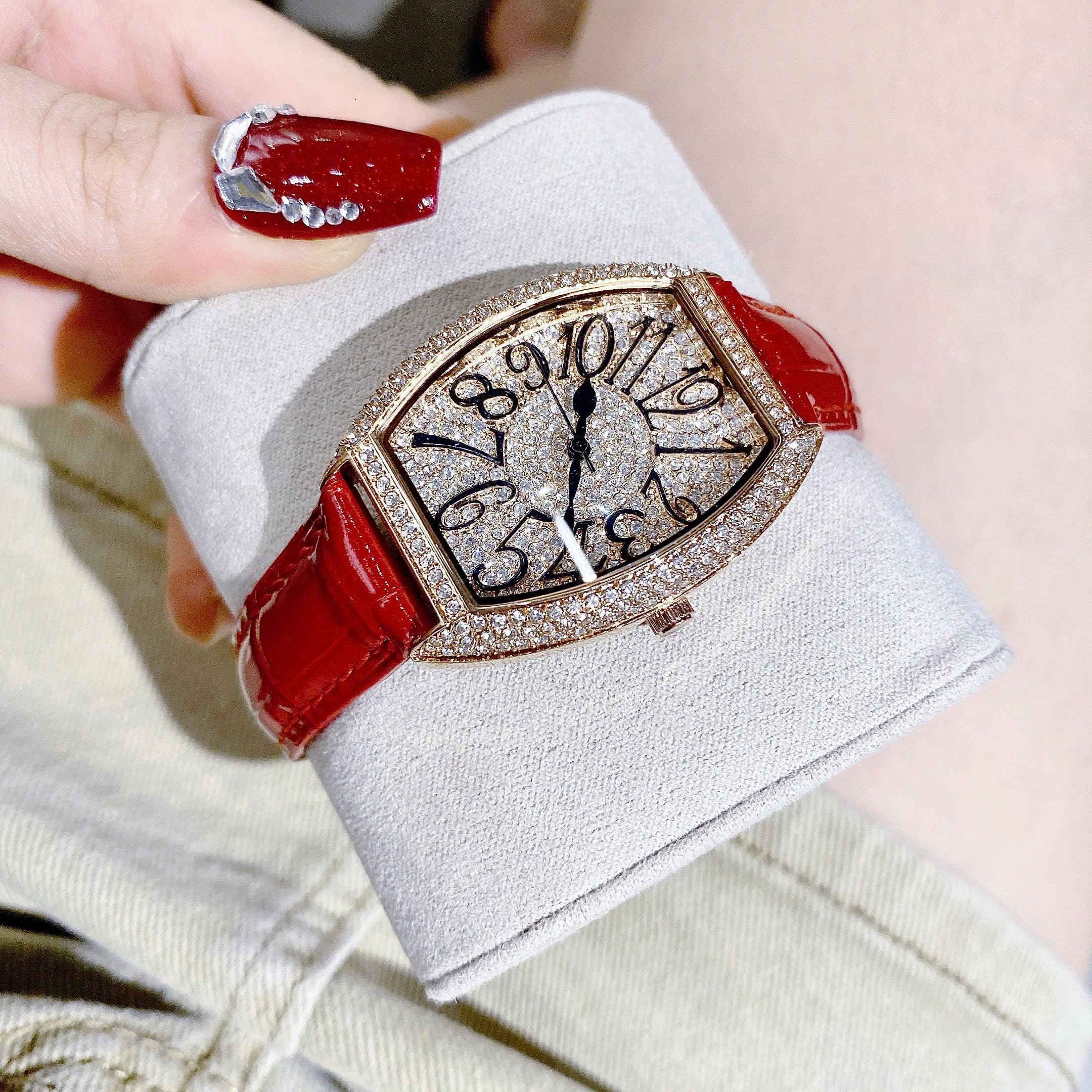 Đồng Hồ Chopard Tựa Franck Muller |Nữ Giới |Full Đá Rose Gold |Dây Da Đỏ |Máy Pin (Quartz) |Size 34mm |donghogiatot.vn