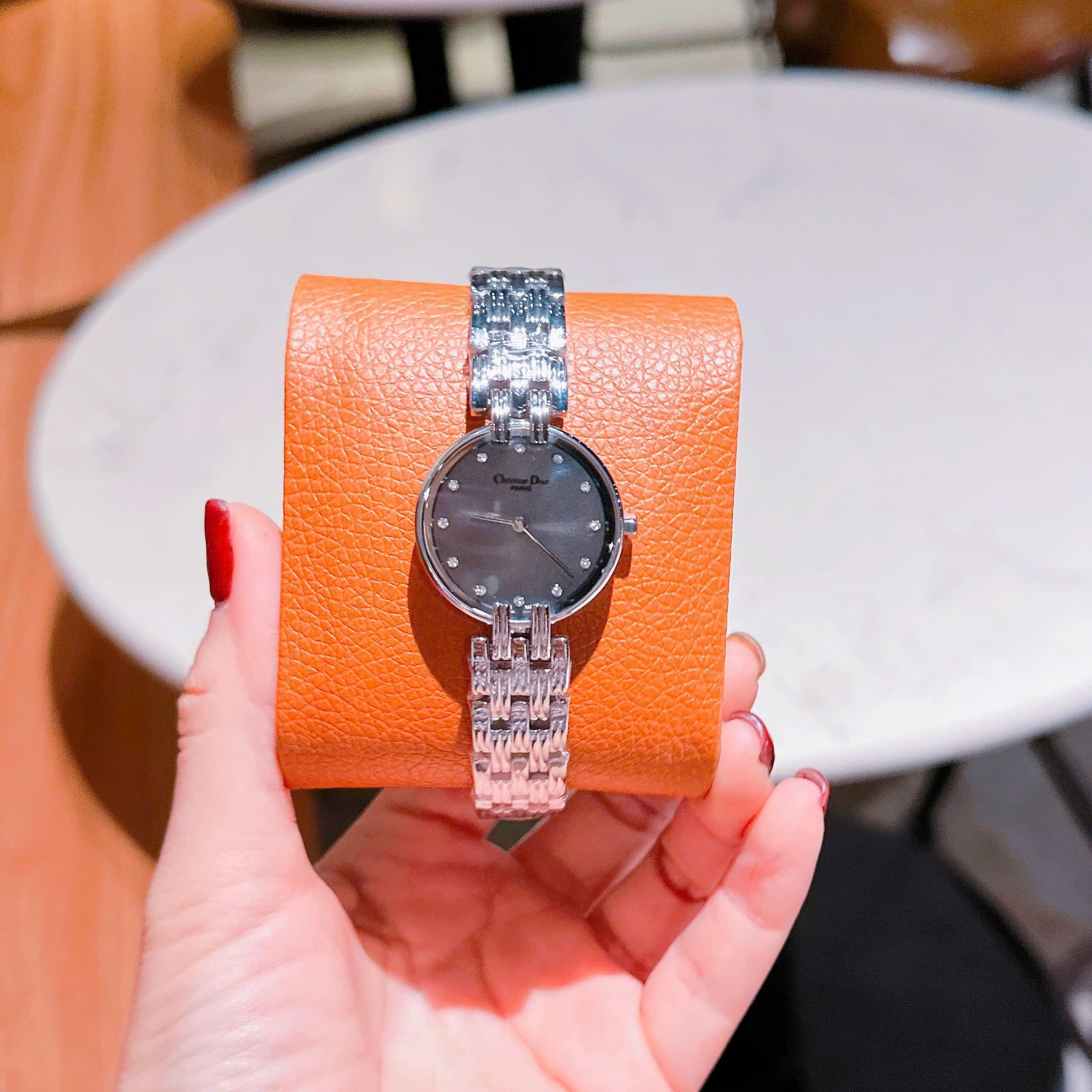 Đồng Hồ Christian Dior Đính Đá |Nữ Giới |Mặt Đen |Dây Kim Loại Silver |Máy Pin (Quartz) |Size 28mm |donghogiatot.vn