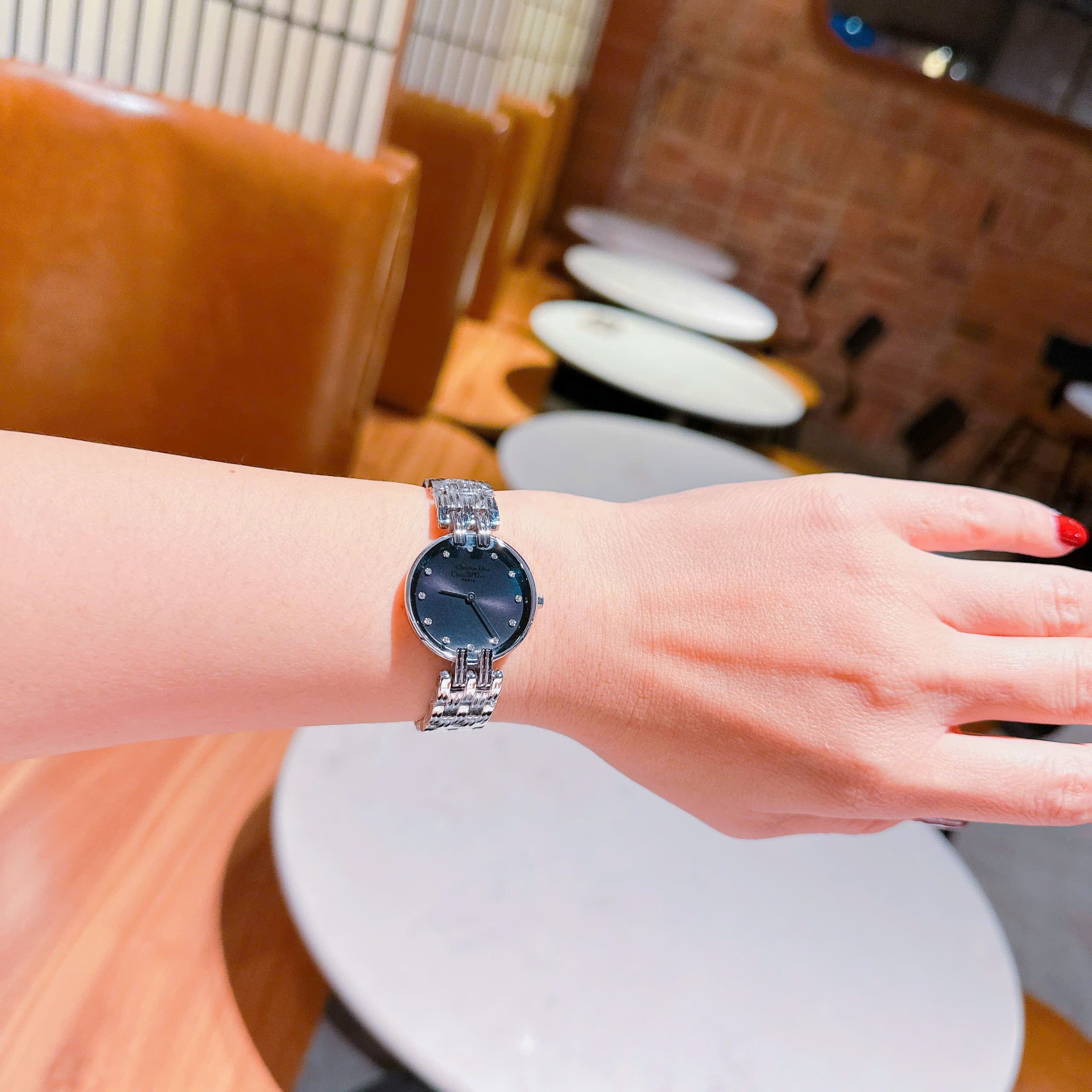 Đồng Hồ Christian Dior Đính Đá |Nữ Giới |Mặt Đen |Dây Kim Loại Silver |Máy Pin (Quartz) |Size 28mm |donghogiatot.vn