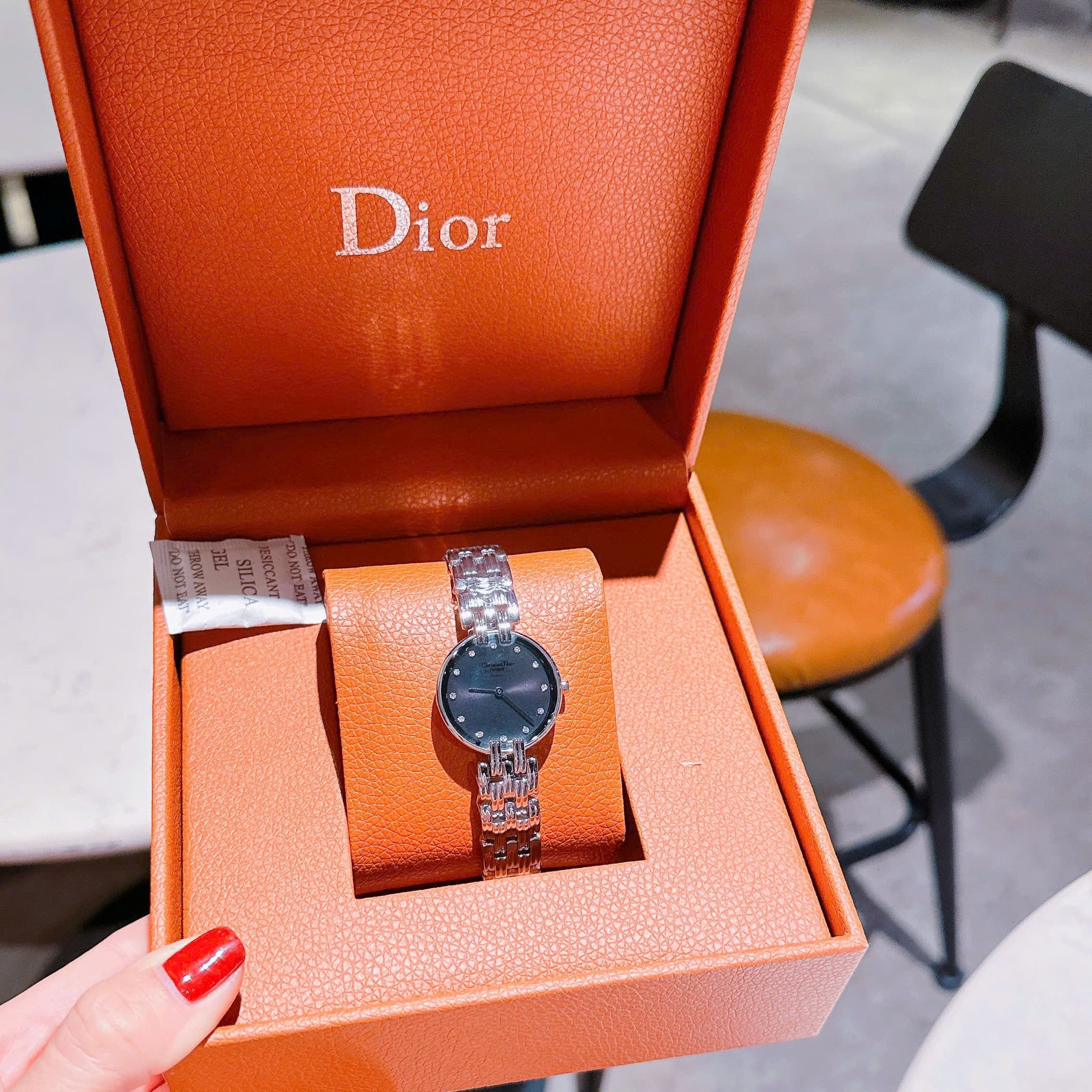 Đồng Hồ Christian Dior Đính Đá |Nữ Giới |Mặt Đen |Dây Kim Loại Silver |Máy Pin (Quartz) |Size 28mm |donghogiatot.vn