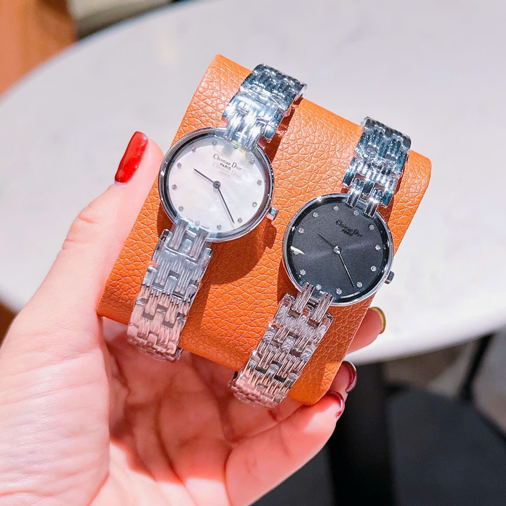 Đồng Hồ Christian Dior Đính Đá |Nữ Giới |Mặt Đen |Dây Kim Loại Silver |Máy Pin (Quartz) |Size 28mm |donghogiatot.vn