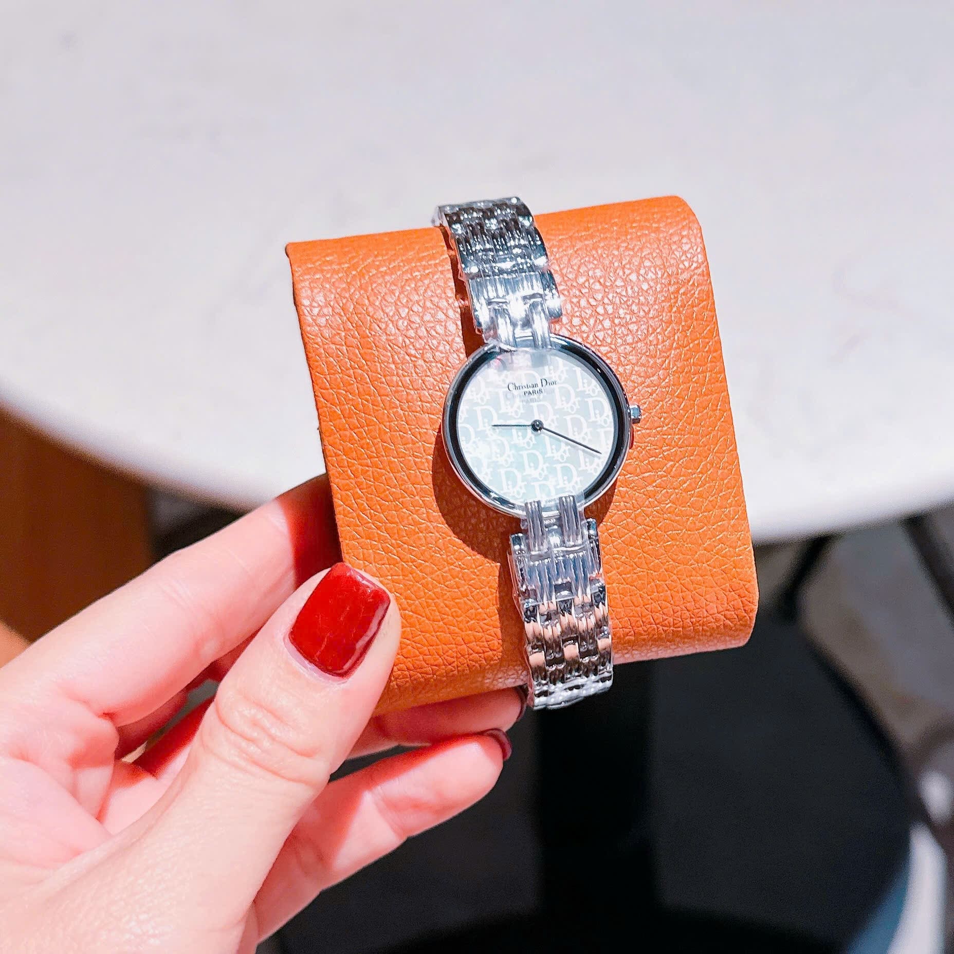 Đồng Hồ Christian Dior Họa Tiết Logo |Nữ Giới |Mặt Trắng |Dây Kim Loại Silver |Máy Pin (Quartz) |Size 28mm |donghogiatot.vn