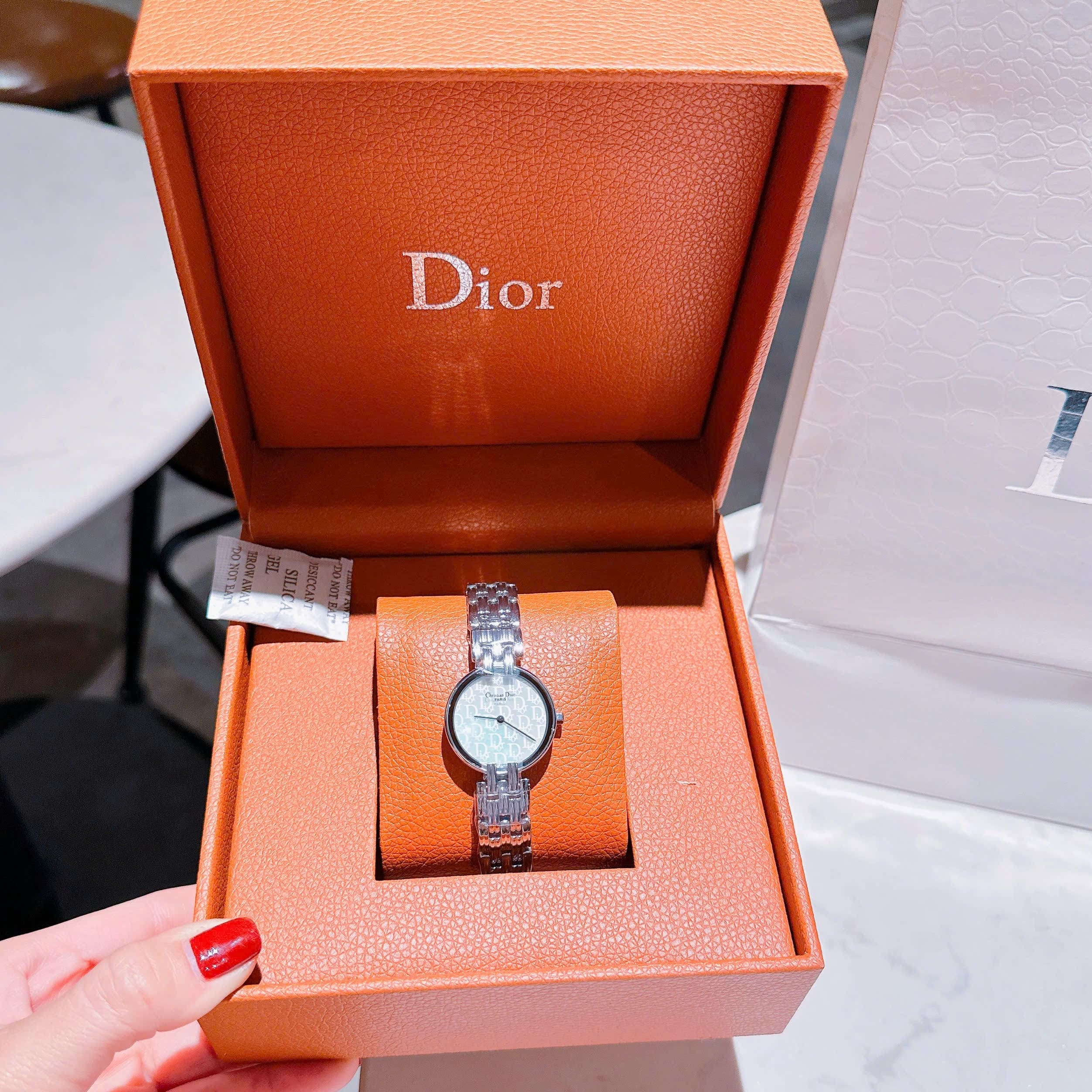 Đồng Hồ Christian Dior Họa Tiết Logo |Nữ Giới |Mặt Trắng |Dây Kim Loại Silver |Máy Pin (Quartz) |Size 28mm |donghogiatot.vn