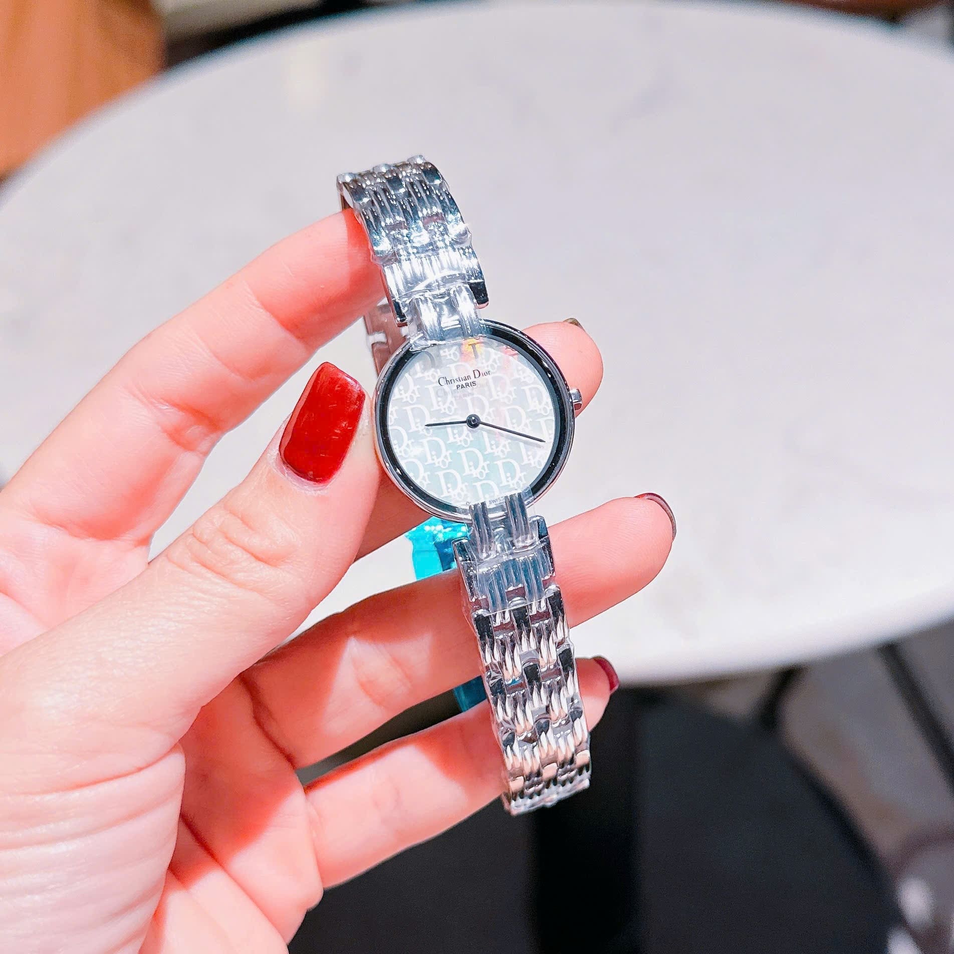 Đồng Hồ Christian Dior Họa Tiết Logo |Nữ Giới |Mặt Trắng |Dây Kim Loại Silver |Máy Pin (Quartz) |Size 28mm |donghogiatot.vn