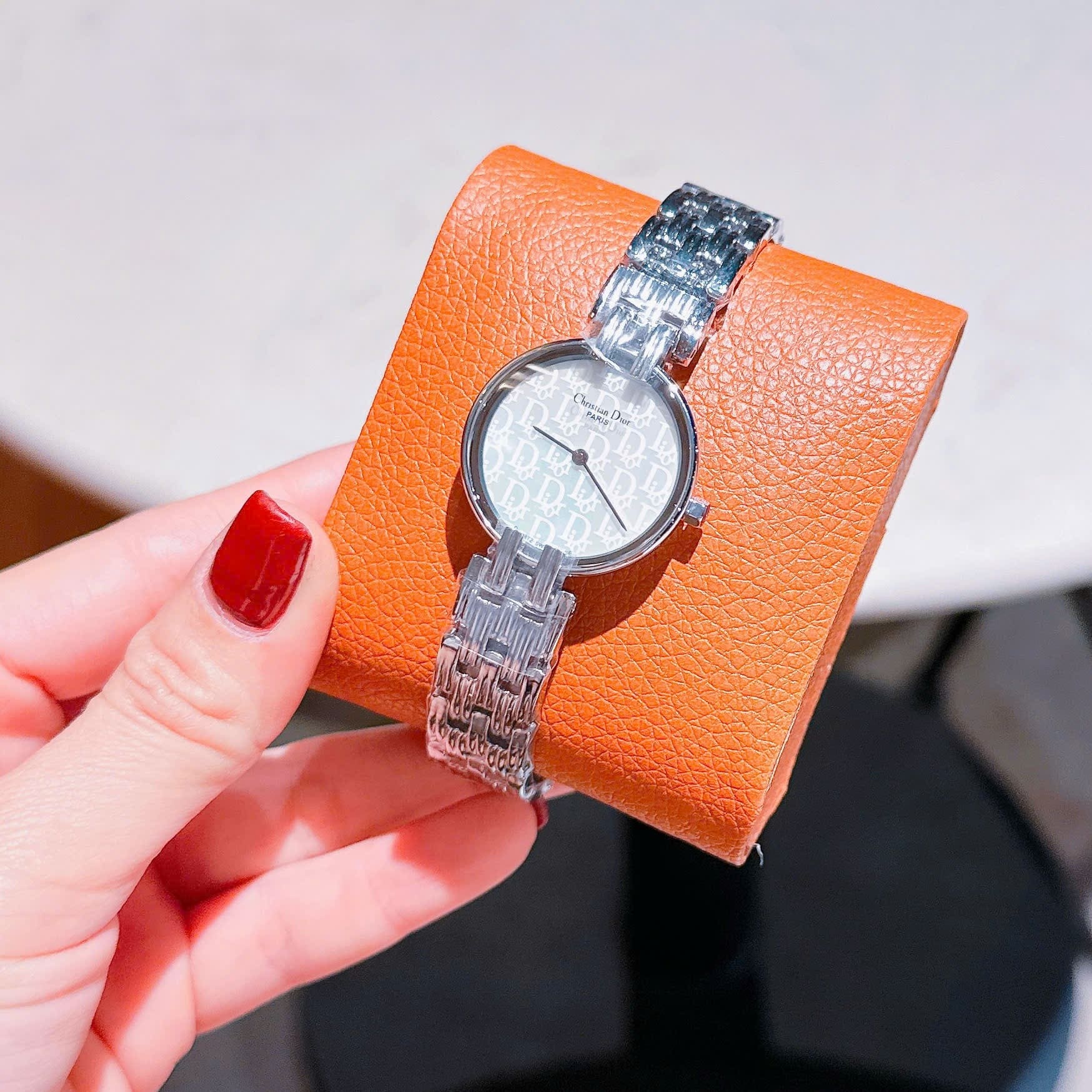 Đồng Hồ Christian Dior Họa Tiết Logo |Nữ Giới |Mặt Trắng |Dây Kim Loại Silver |Máy Pin (Quartz) |Size 28mm |donghogiatot.vn