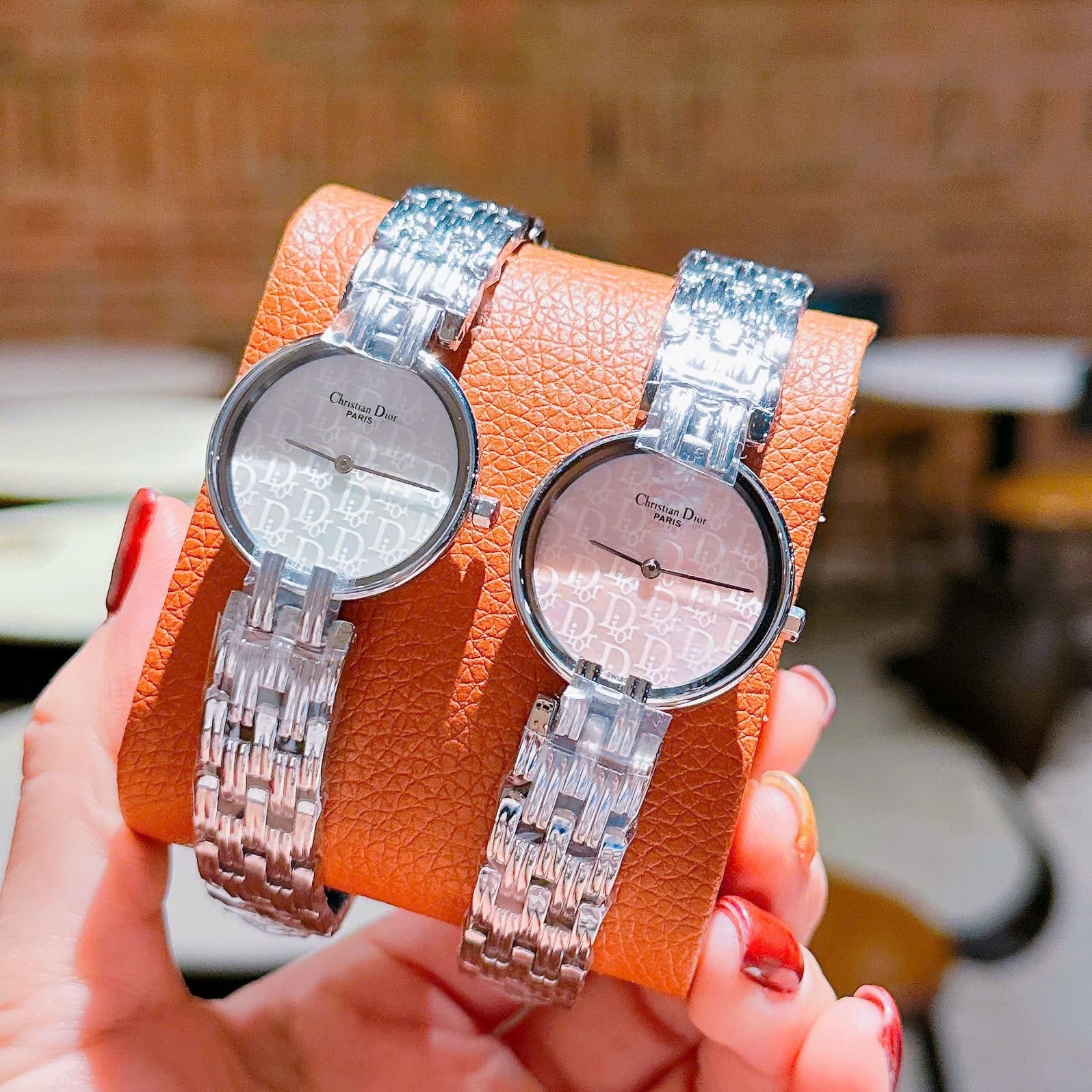 Đồng Hồ Christian Dior Họa Tiết Logo |Nữ Giới |Mặt Trắng |Dây Kim Loại Silver |Máy Pin (Quartz) |Size 28mm |donghogiatot.vn