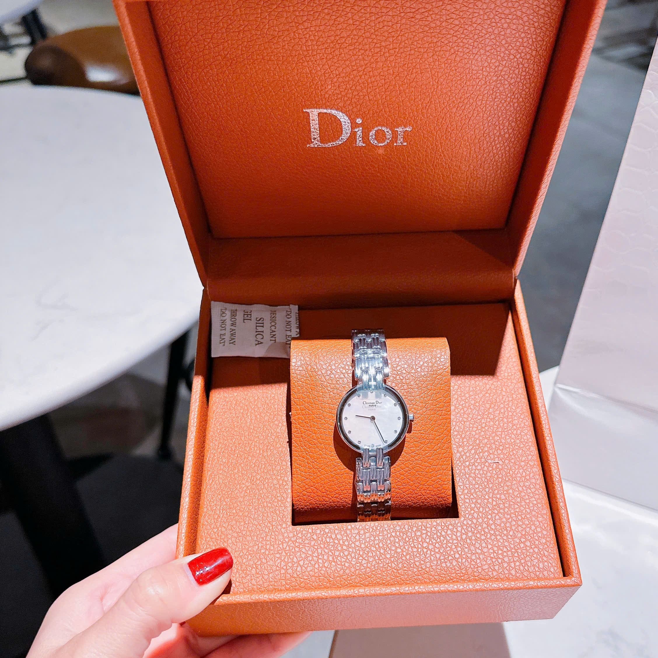 Đồng Hồ Christian Dior Khảm Trai |Nữ Giới |Mặt Trắng |Dây Kim Loại Silver |Máy Pin (Quartz) |Size 28mm |donghogiatot.vn