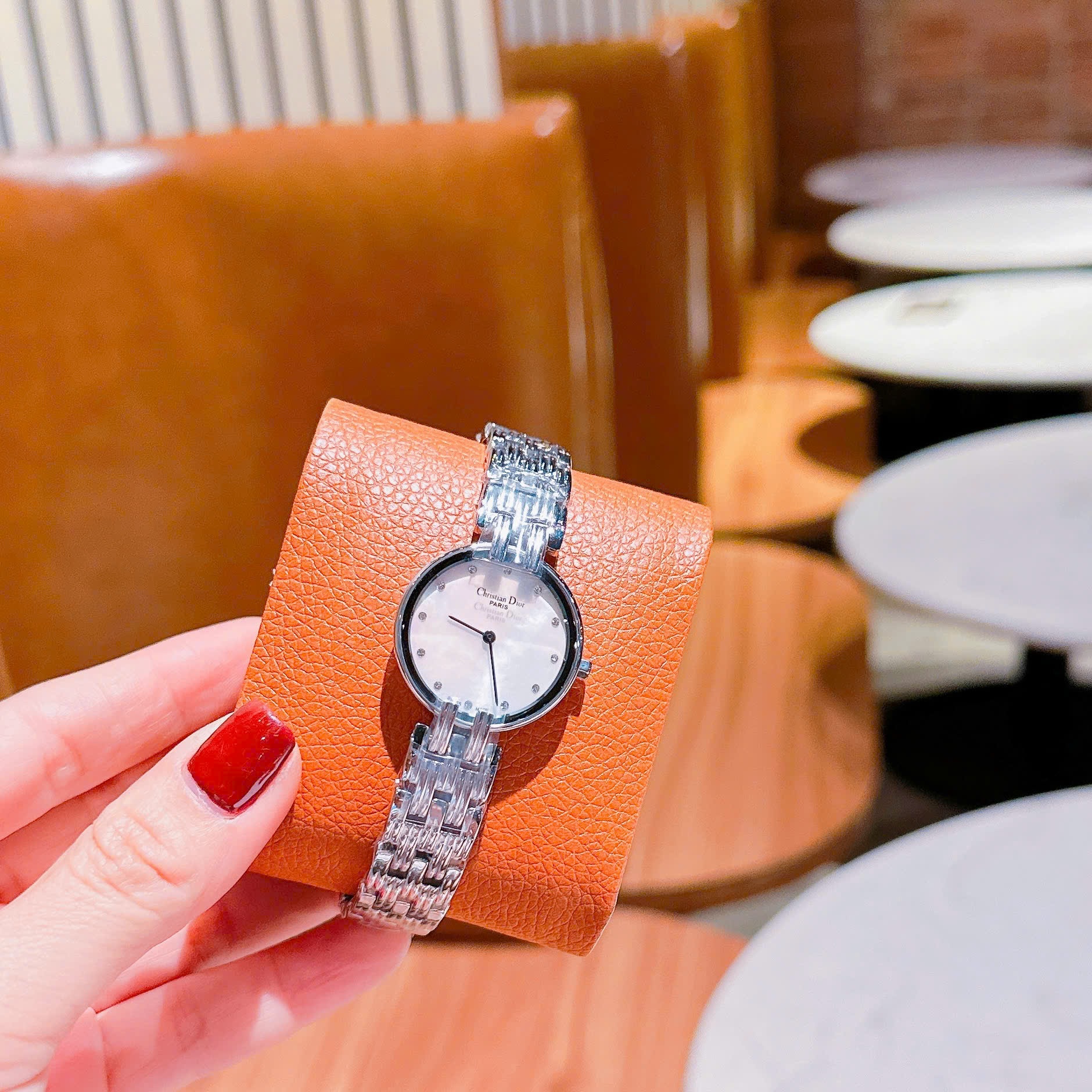 Đồng Hồ Christian Dior Khảm Trai |Nữ Giới |Mặt Trắng |Dây Kim Loại Silver |Máy Pin (Quartz) |Size 28mm |donghogiatot.vn