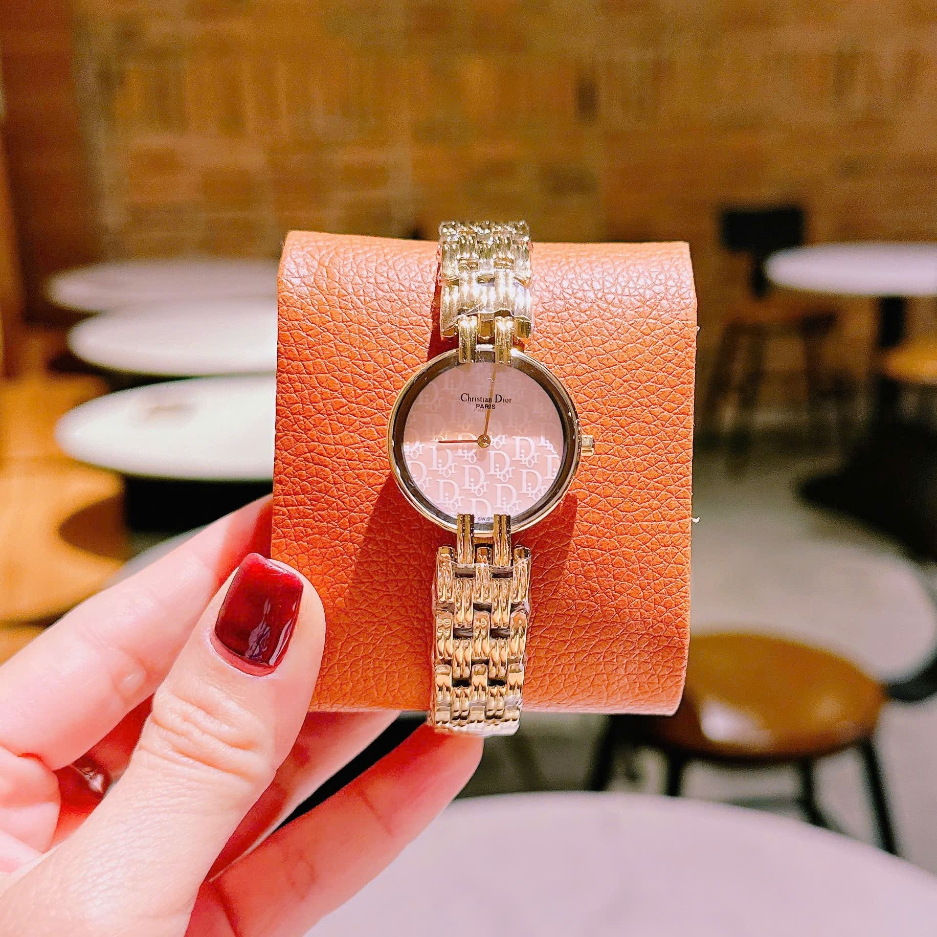 Đồng Hồ Christian Dior Mặt Khắc Logo Hồng |Nữ Giới |Dây Kim Loại Vàng Gold |Máy Pin (Quartz) |Size 28mm |donghogiatot.vn