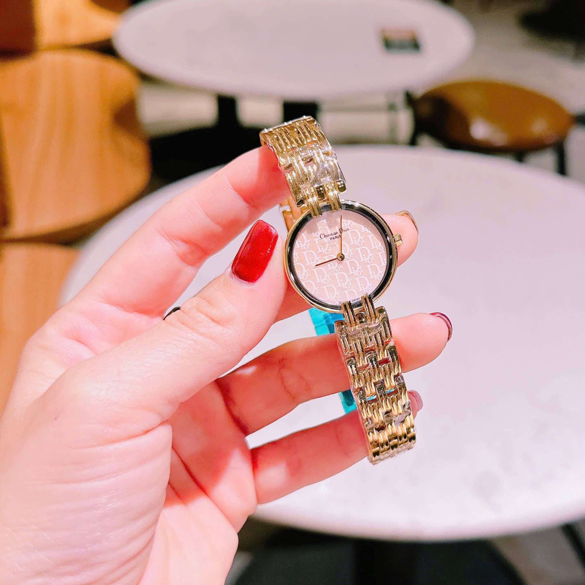 Đồng Hồ Christian Dior Mặt Khắc Logo Hồng |Nữ Giới |Dây Kim Loại Vàng Gold |Máy Pin (Quartz) |Size 28mm |donghogiatot.vn