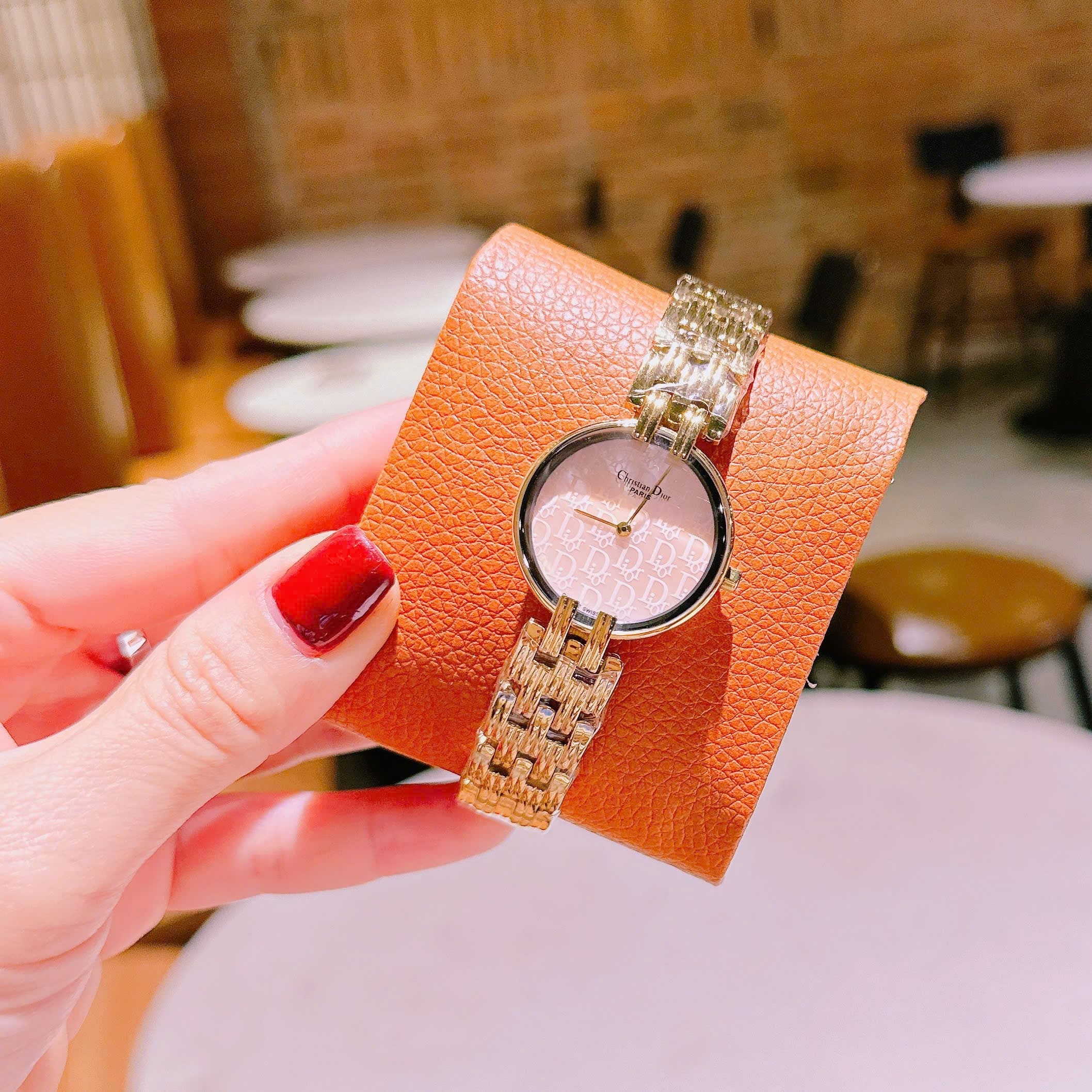 Đồng Hồ Christian Dior Mặt Khắc Logo Hồng |Nữ Giới |Dây Kim Loại Vàng Gold |Máy Pin (Quartz) |Size 28mm |donghogiatot.vn