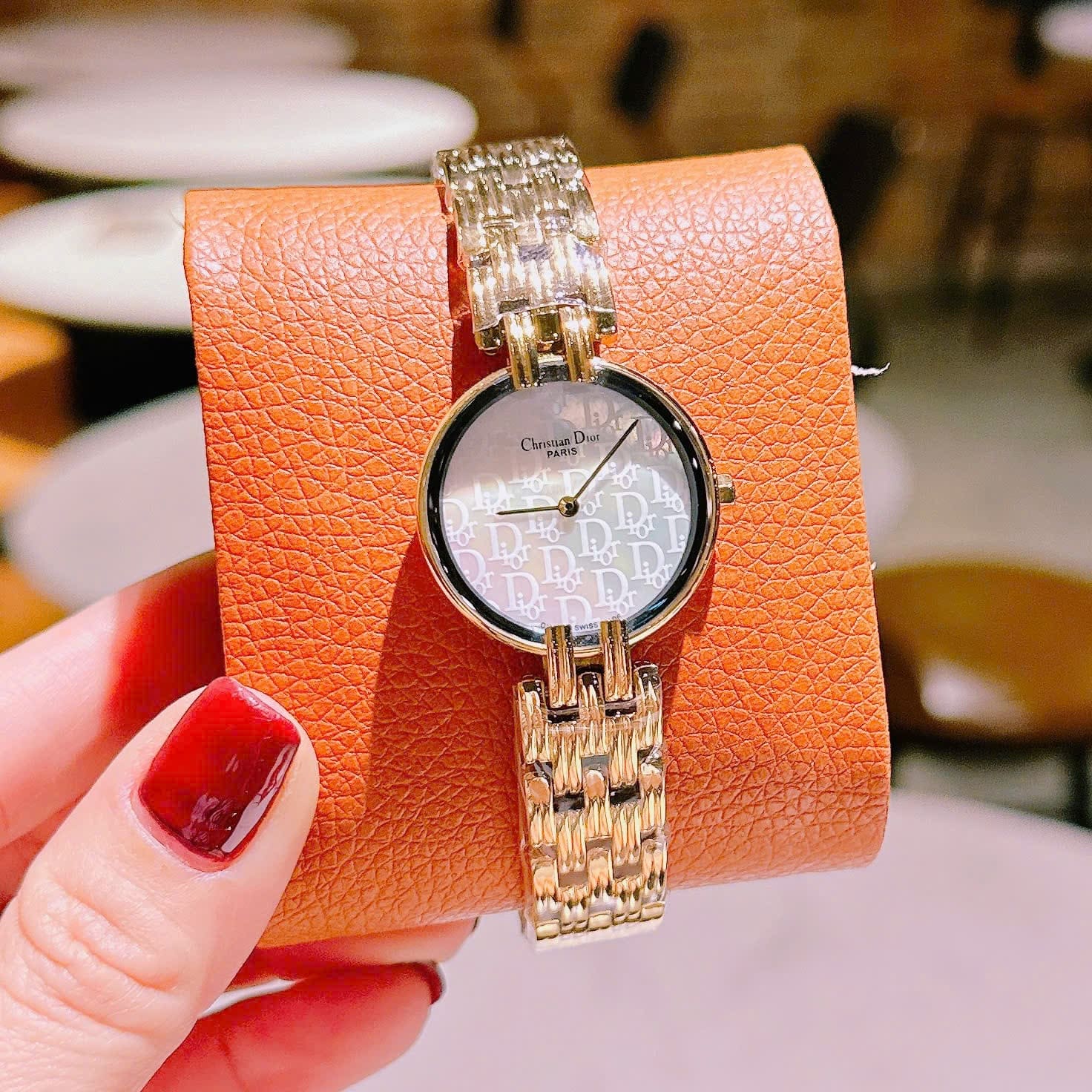 Đồng Hồ Christian Dior Mặt Khắc Logo Trắng |Nữ Giới |Dây Kim Loại Vàng Gold |Máy Pin (Quartz) |Size 28mm |donghogiatot.vn