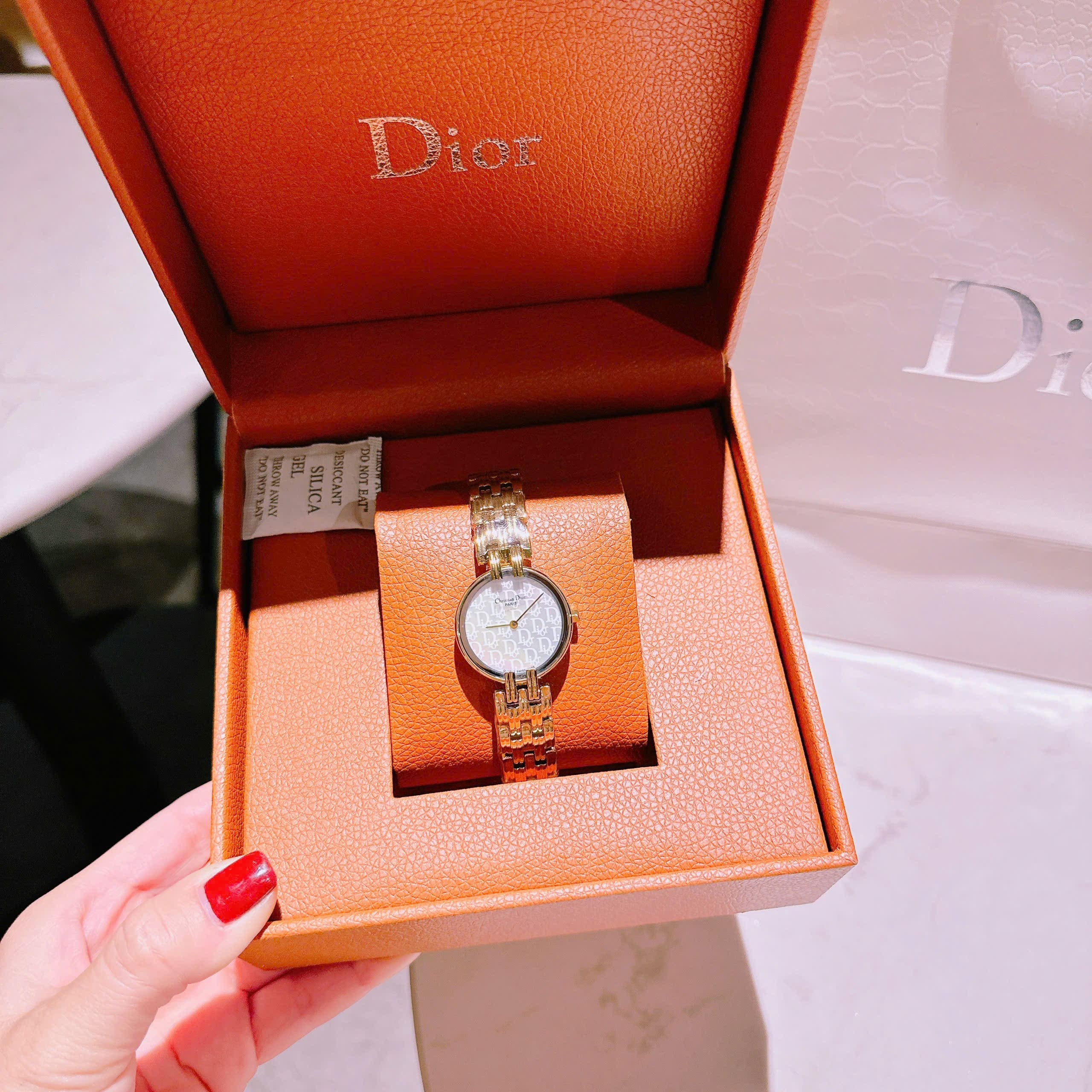 Đồng Hồ Christian Dior Mặt Khắc Logo Trắng |Nữ Giới |Dây Kim Loại Vàng Gold |Máy Pin (Quartz) |Size 28mm |donghogiatot.vn