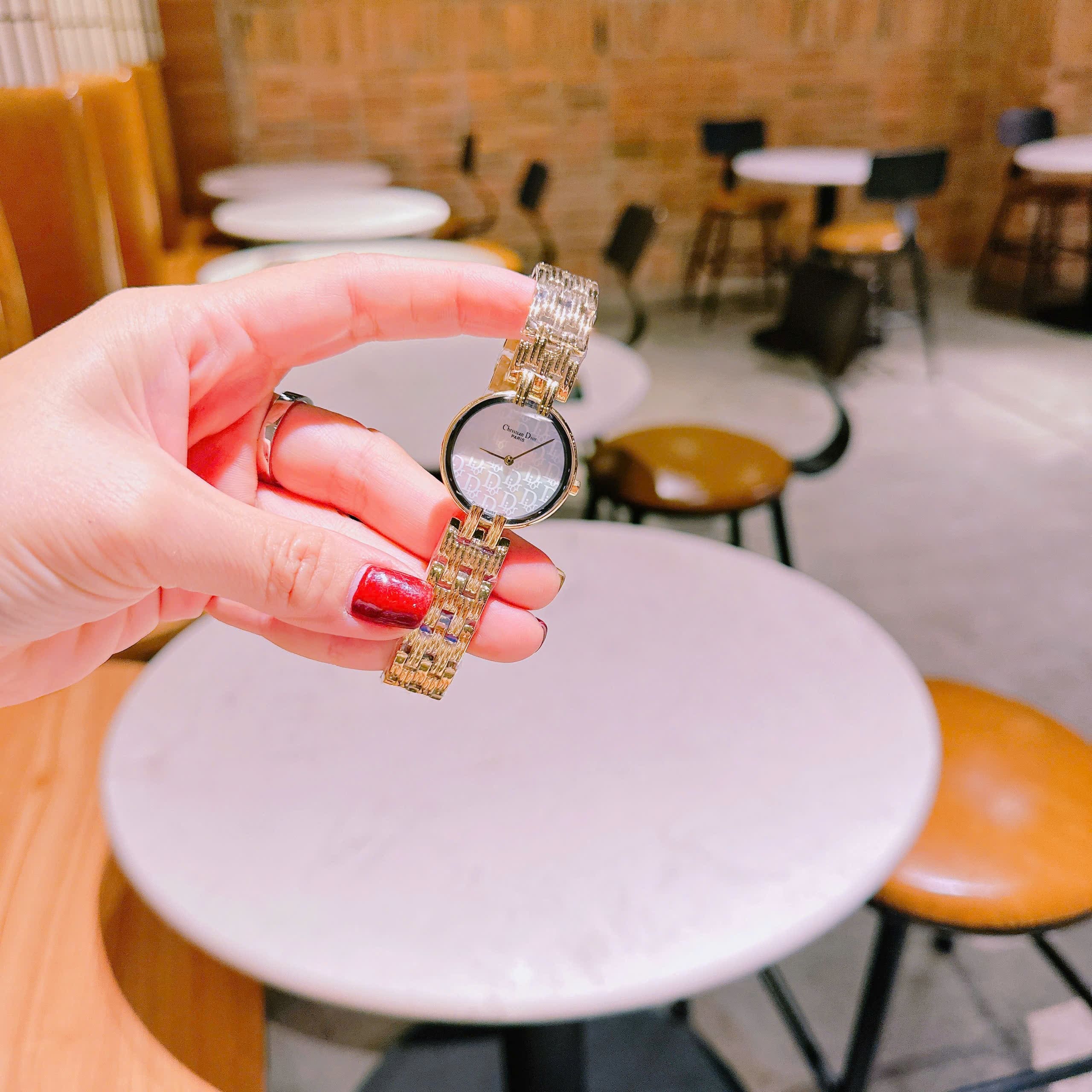 Đồng Hồ Christian Dior Mặt Khắc Logo Trắng |Nữ Giới |Dây Kim Loại Vàng Gold |Máy Pin (Quartz) |Size 28mm |donghogiatot.vn