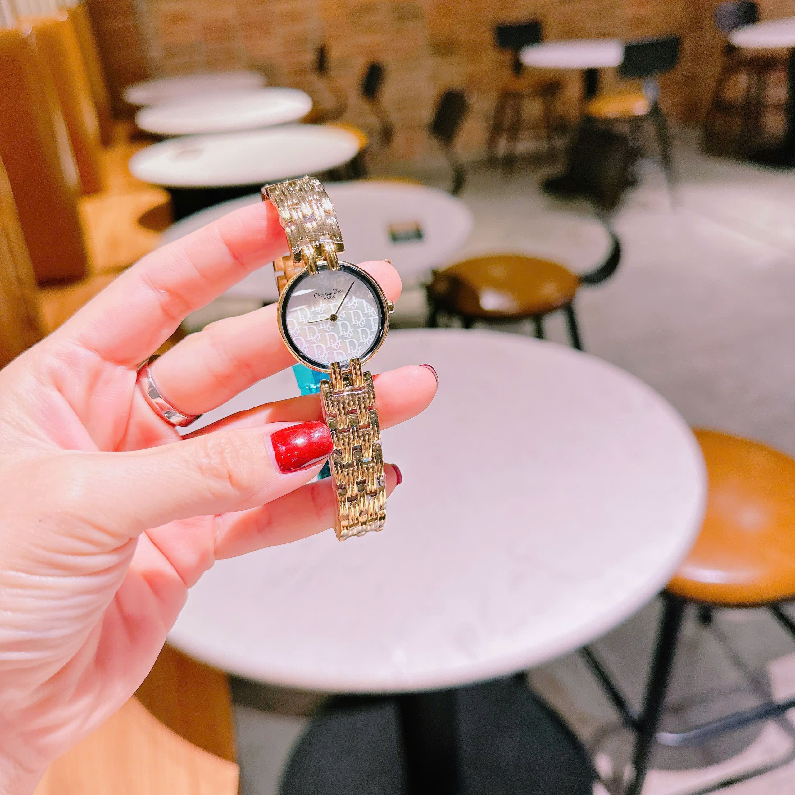 Đồng Hồ Christian Dior Mặt Khắc Logo Trắng |Nữ Giới |Dây Kim Loại Vàng Gold |Máy Pin (Quartz) |Size 28mm |donghogiatot.vn