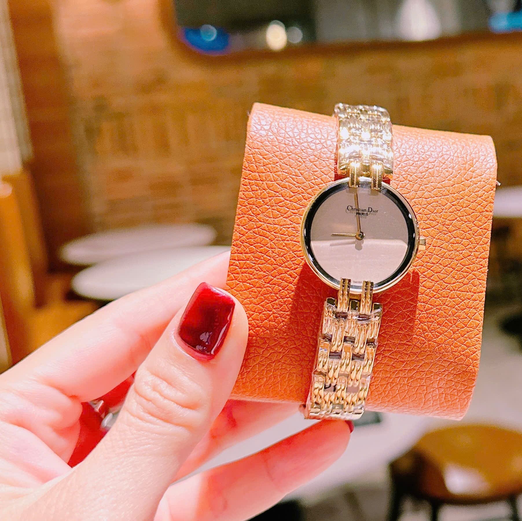 Đồng Hồ Christian Dior Mặt Tròn Trắng |Nữ Giới |Dây Kim Loại Vàng Gold |Máy Pin (Quartz) |Size 28mm |donghogiatot.vn