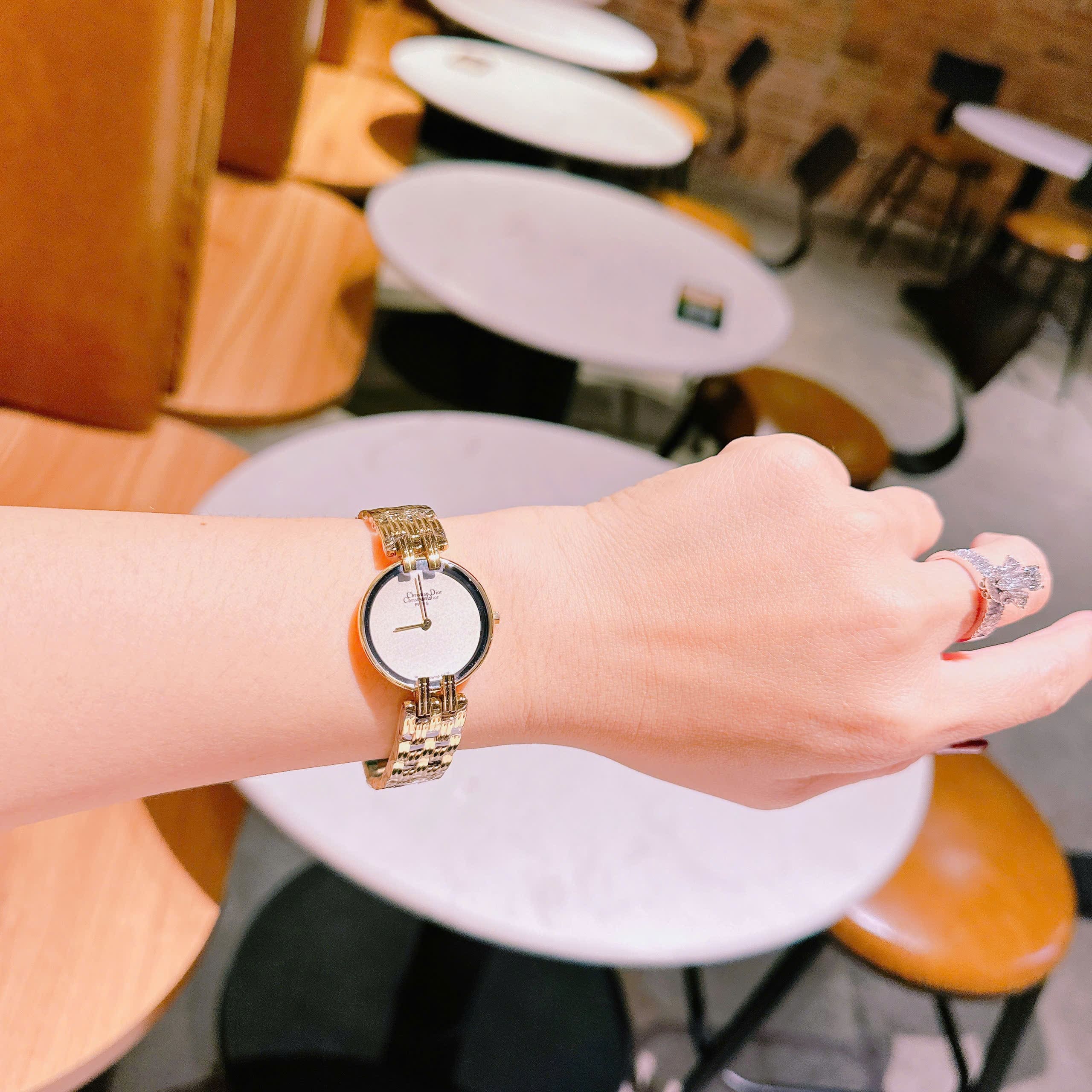 Đồng Hồ Christian Dior Mặt Tròn Trắng |Nữ Giới |Dây Kim Loại Vàng Gold |Máy Pin (Quartz) |Size 28mm |donghogiatot.vn