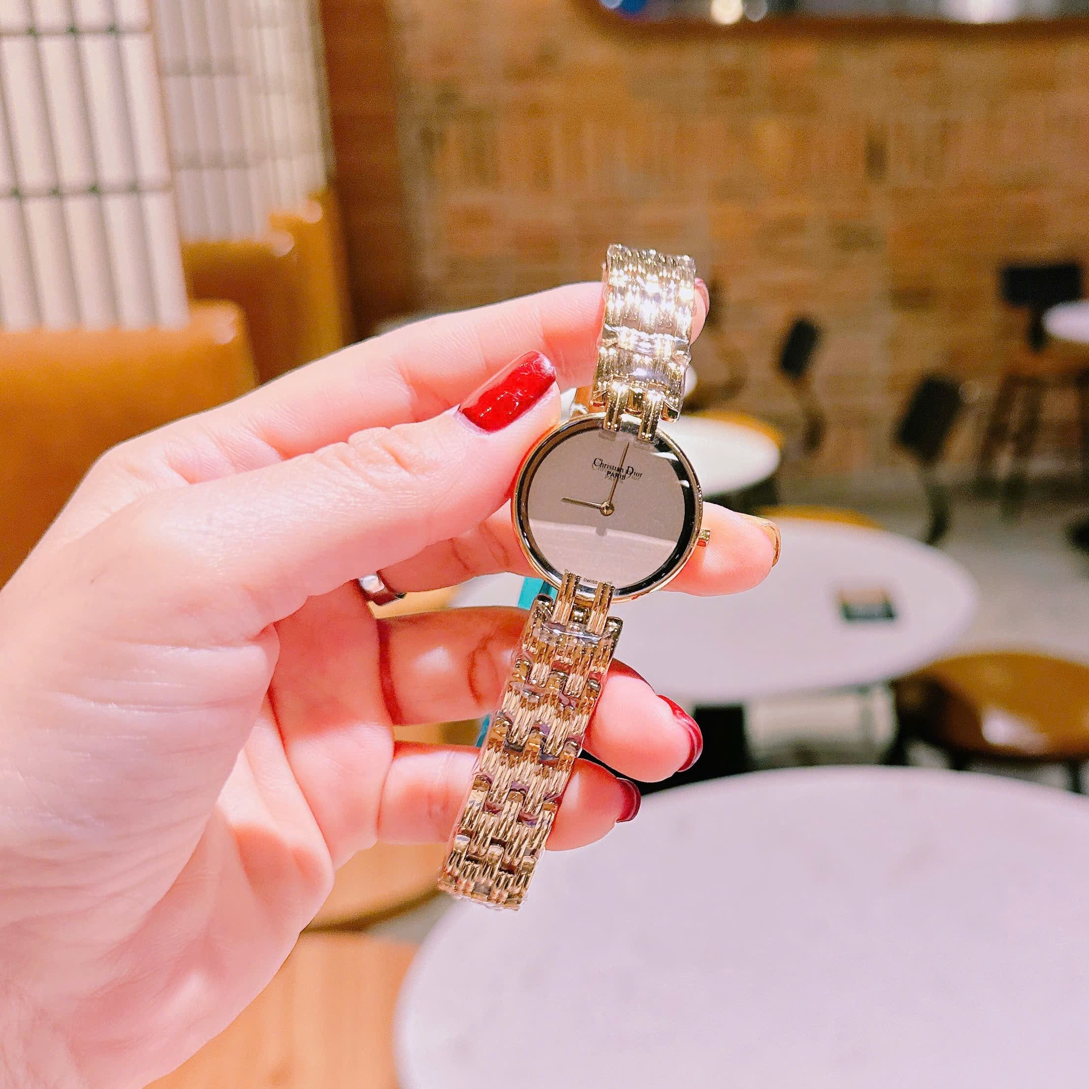 Đồng Hồ Christian Dior Mặt Tròn Trắng |Nữ Giới |Dây Kim Loại Vàng Gold |Máy Pin (Quartz) |Size 28mm |donghogiatot.vn