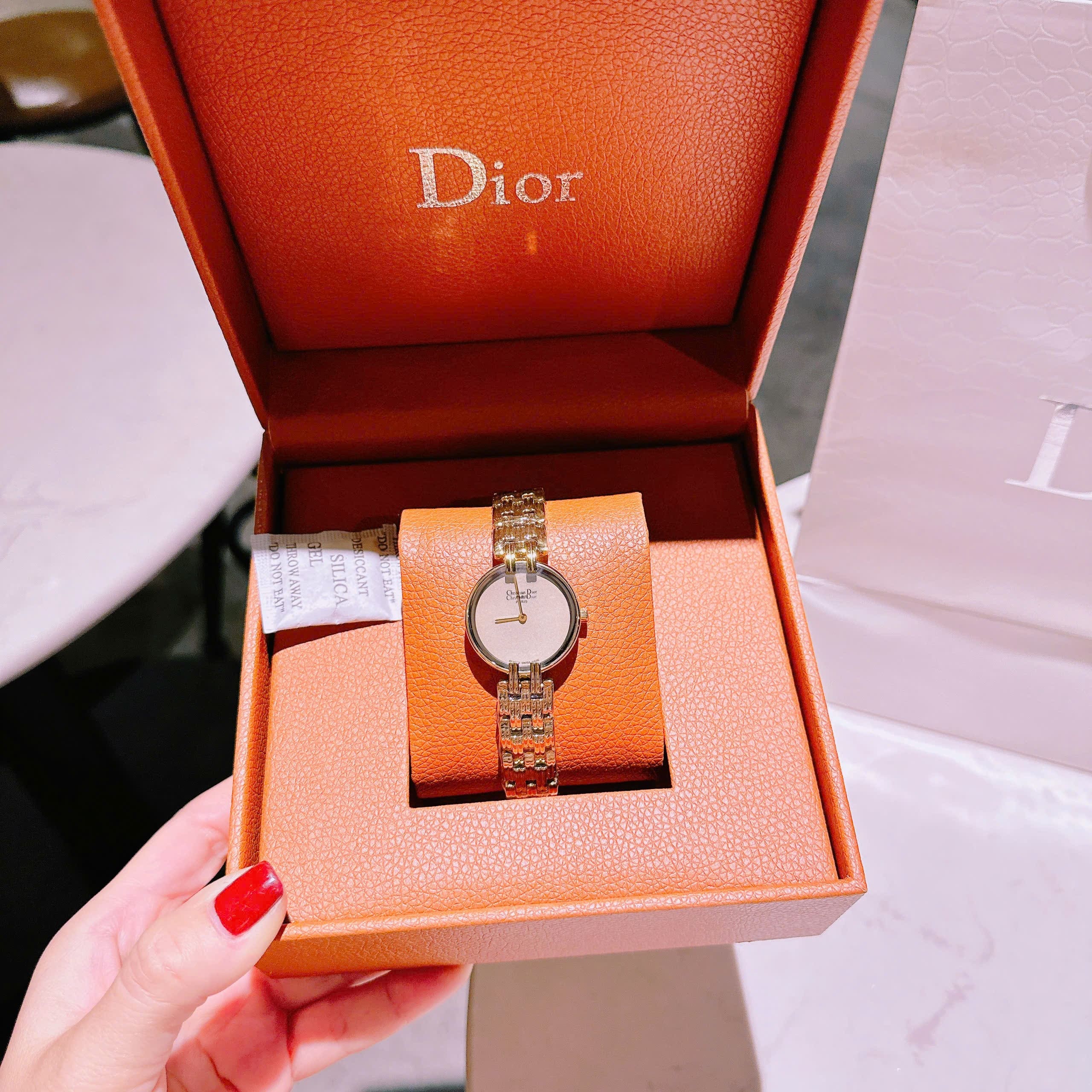 Đồng Hồ Christian Dior Mặt Tròn Trắng |Nữ Giới |Dây Kim Loại Vàng Gold |Máy Pin (Quartz) |Size 28mm |donghogiatot.vn
