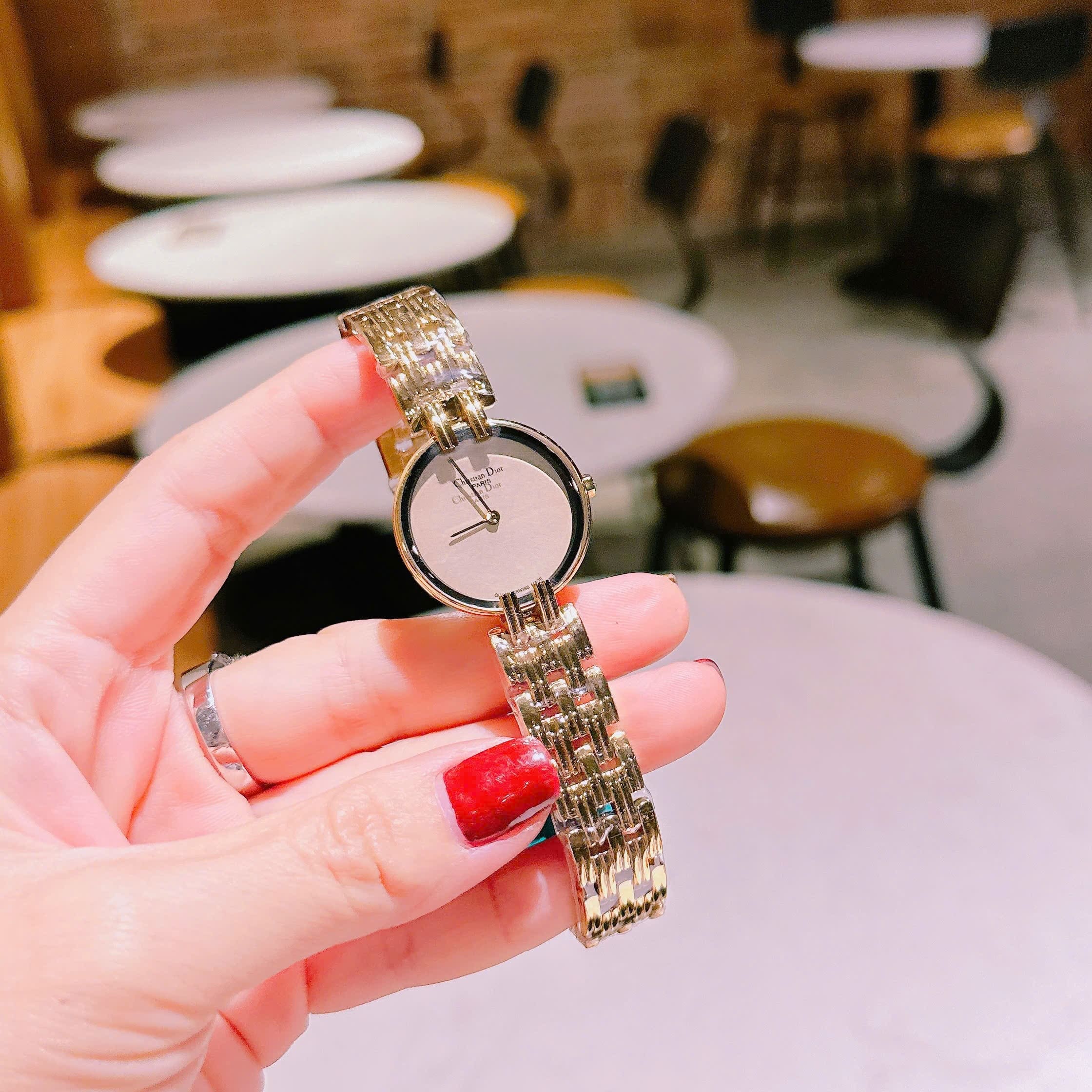 Đồng Hồ Christian Dior Mặt Tròn Trắng |Nữ Giới |Dây Kim Loại Vàng Gold |Máy Pin (Quartz) |Size 28mm |donghogiatot.vn