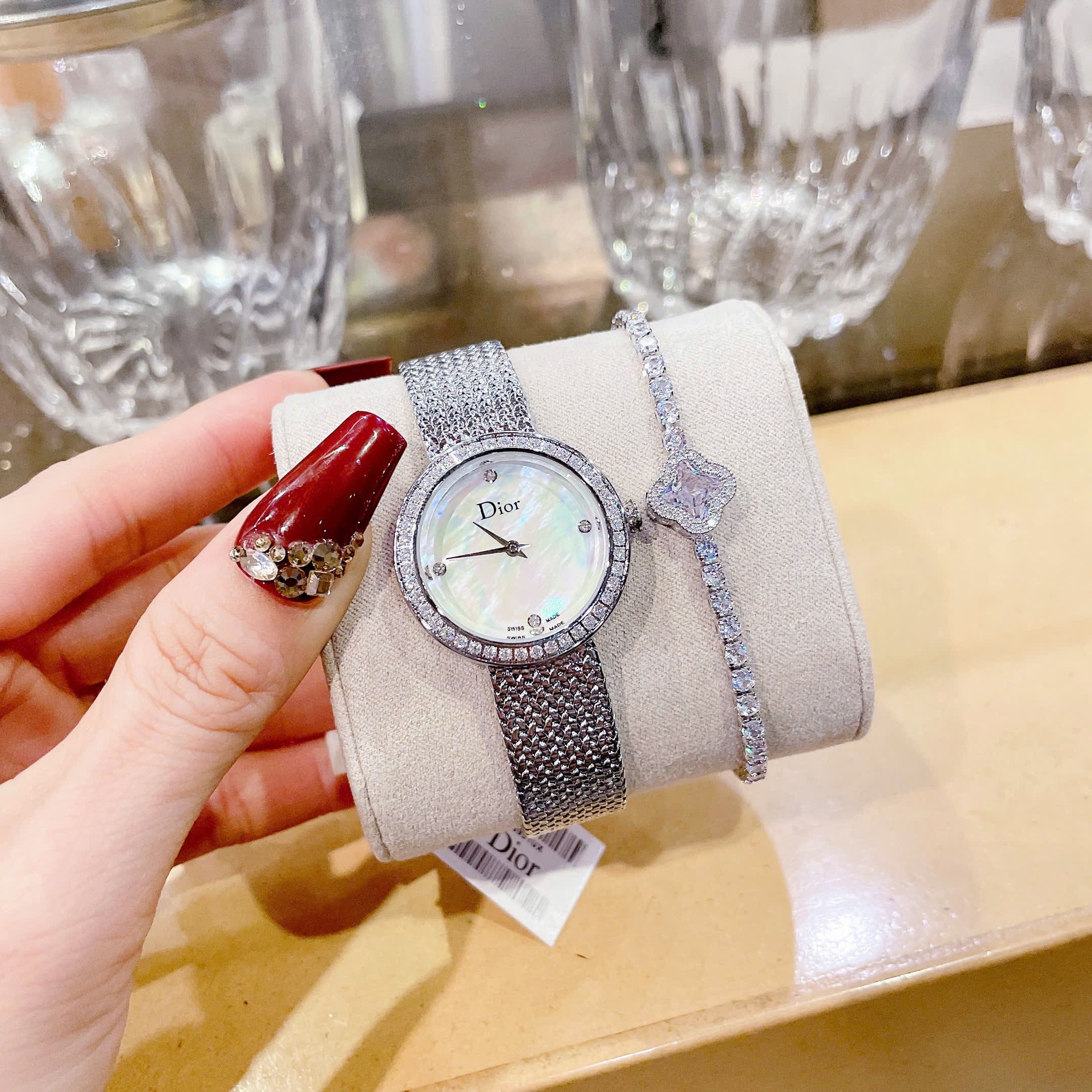 Đồng Hồ Christian Dior Satine |Nữ Giới |Mặt Xà Cừ |Đính Đá |Dây Lưới Silver |Máy Pin (Quartz) |Size 30mm |donghogiatot.vn