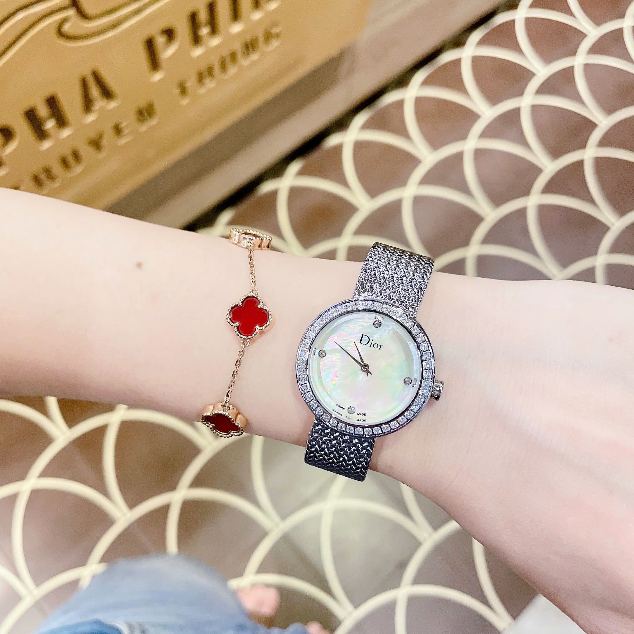 Đồng Hồ Christian Dior Satine |Nữ Giới |Mặt Xà Cừ |Đính Đá |Dây Lưới Silver |Máy Pin (Quartz) |Size 30mm |donghogiatot.vn