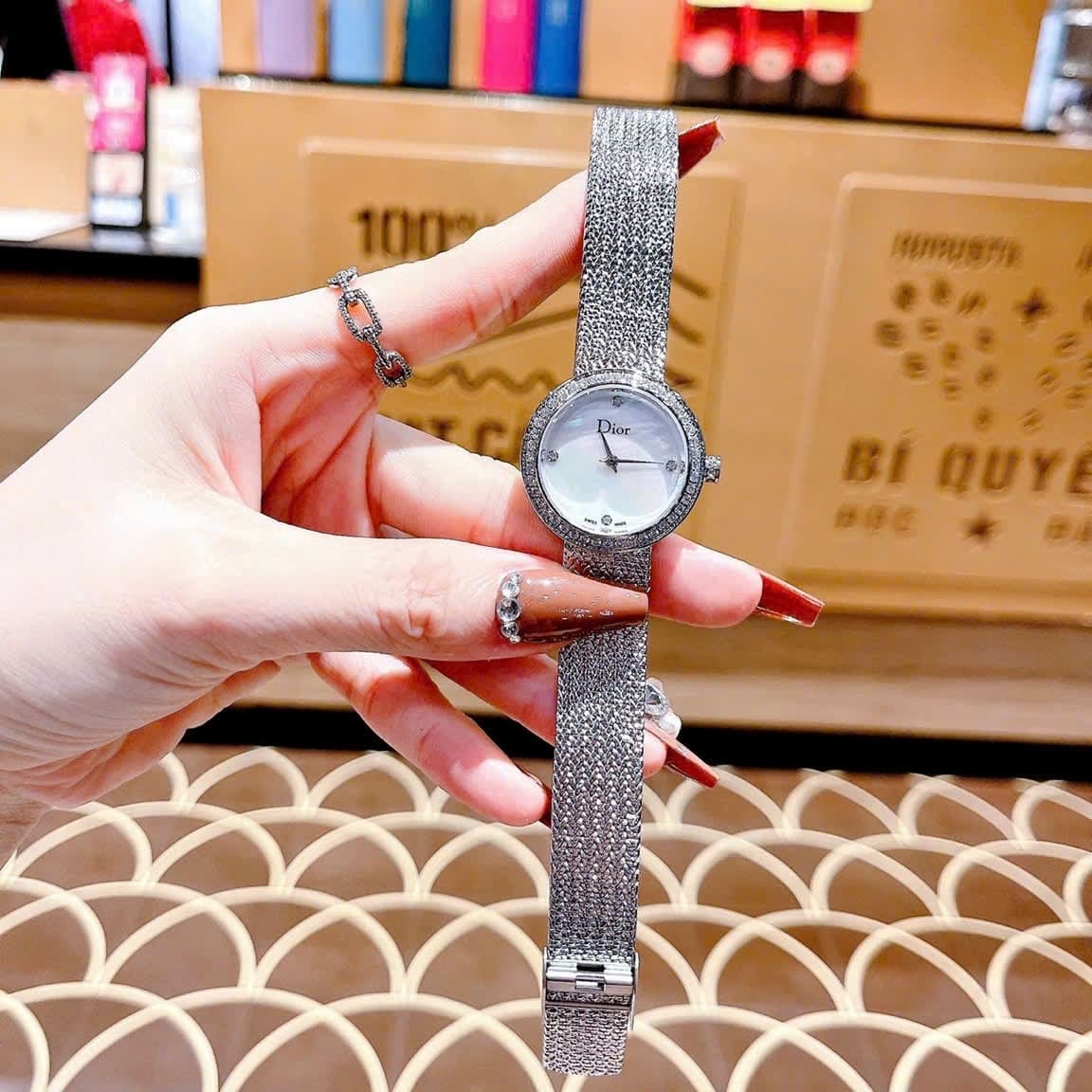 Đồng Hồ Christian Dior Satine |Nữ Giới |Mặt Xà Cừ |Đính Đá |Dây Lưới Silver |Máy Pin (Quartz) |Size 30mm |donghogiatot.vn