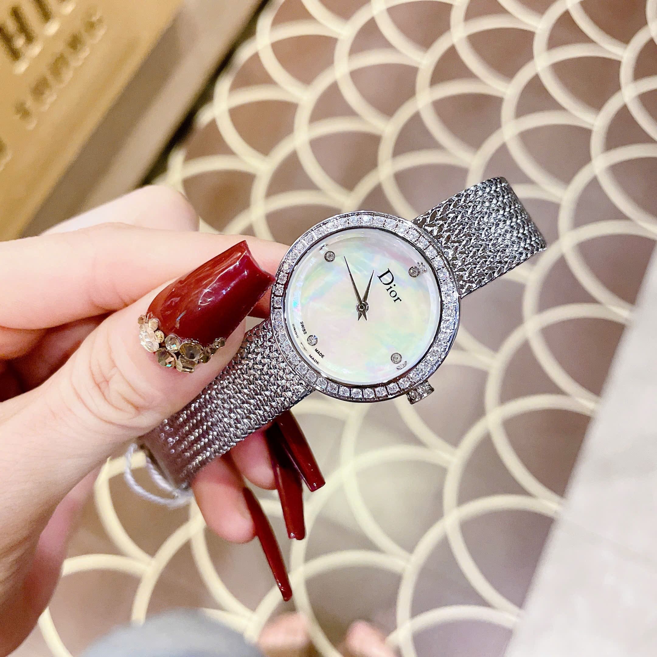 Đồng Hồ Christian Dior Satine |Nữ Giới |Mặt Xà Cừ |Đính Đá |Dây Lưới Silver |Máy Pin (Quartz) |Size 30mm |donghogiatot.vn