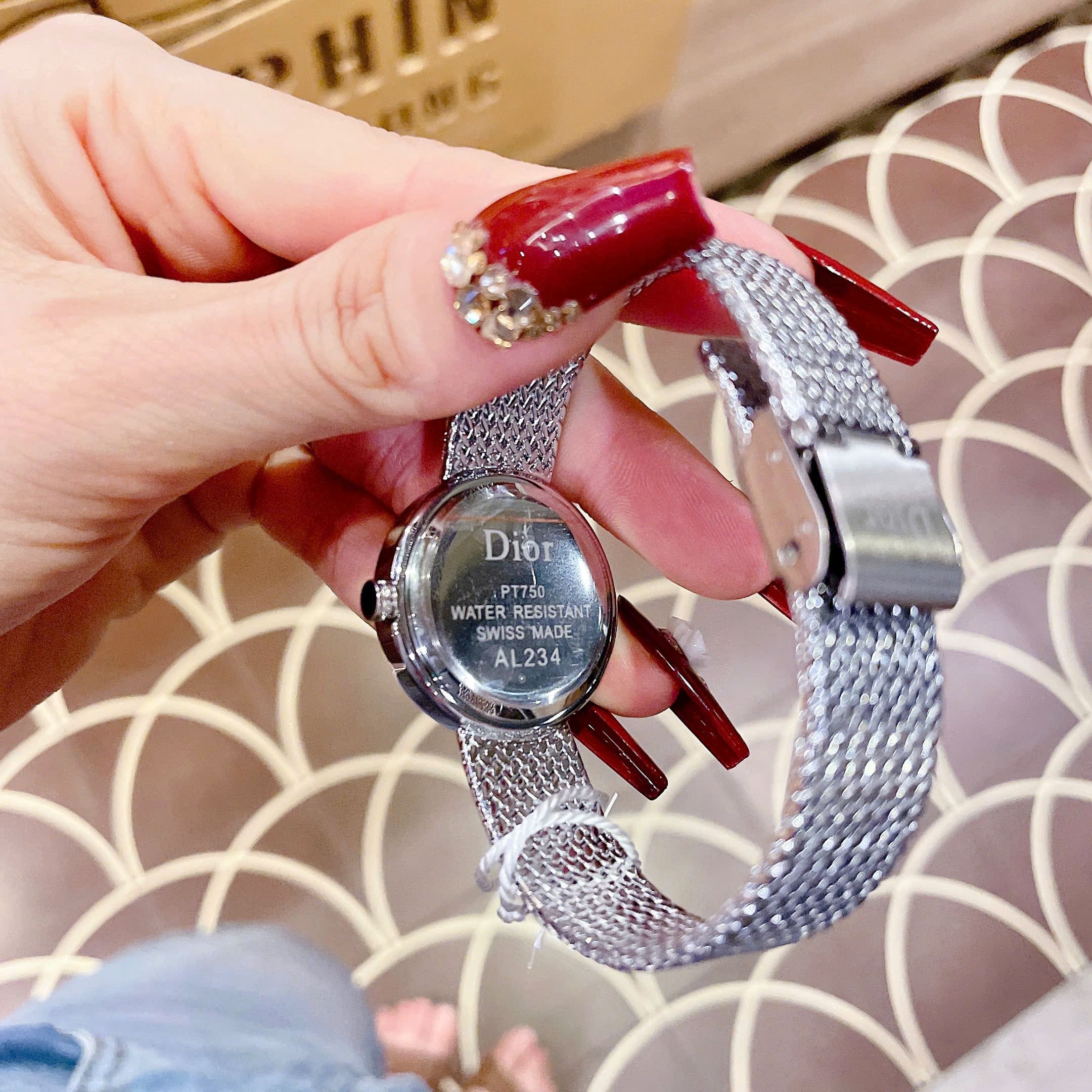 Đồng Hồ Christian Dior Satine |Nữ Giới |Mặt Xà Cừ |Đính Đá |Dây Lưới Silver |Máy Pin (Quartz) |Size 30mm |donghogiatot.vn