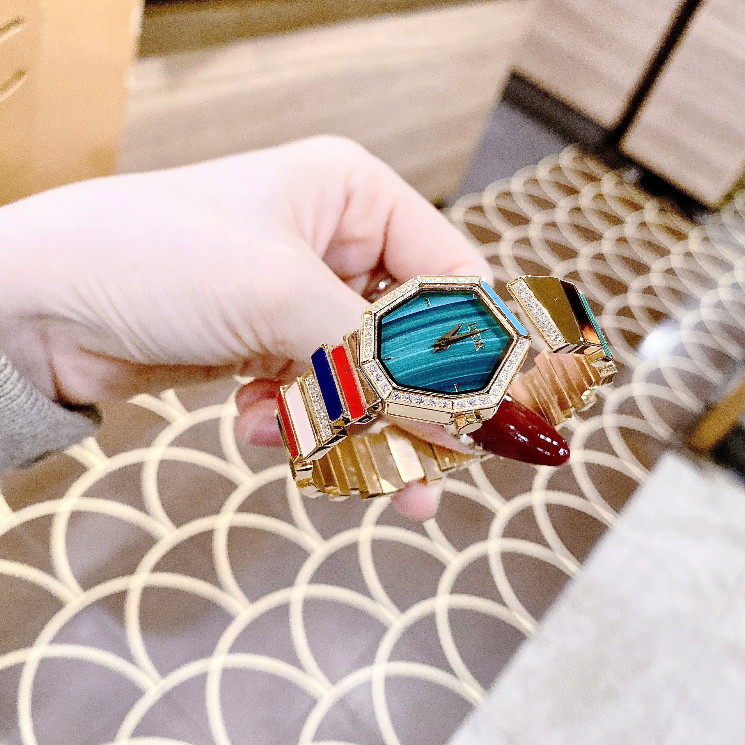 Đồng Hồ Christian Dior Gem |Nữ Giới |Xanh Lá |Vàng Gold |Vòng Tay Đính Đá Nhiều Màu |Máy Pin (Quartz) |Size 30mm |donghogiatot.vn
