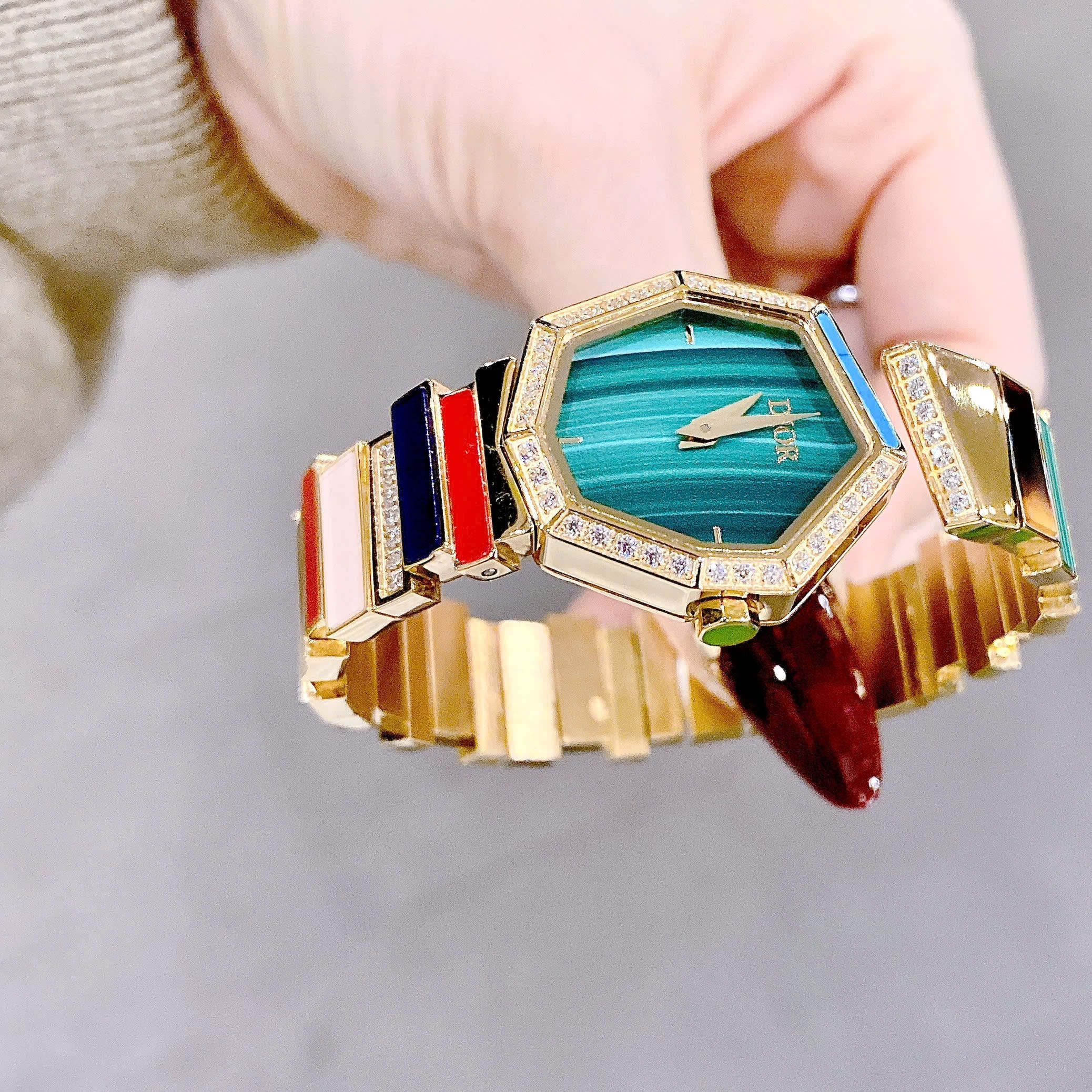 Đồng Hồ Christian Dior Gem |Nữ Giới |Xanh Lá |Vàng Gold |Vòng Tay Đính Đá Nhiều Màu |Máy Pin (Quartz) |Size 30mm |donghogiatot.vn