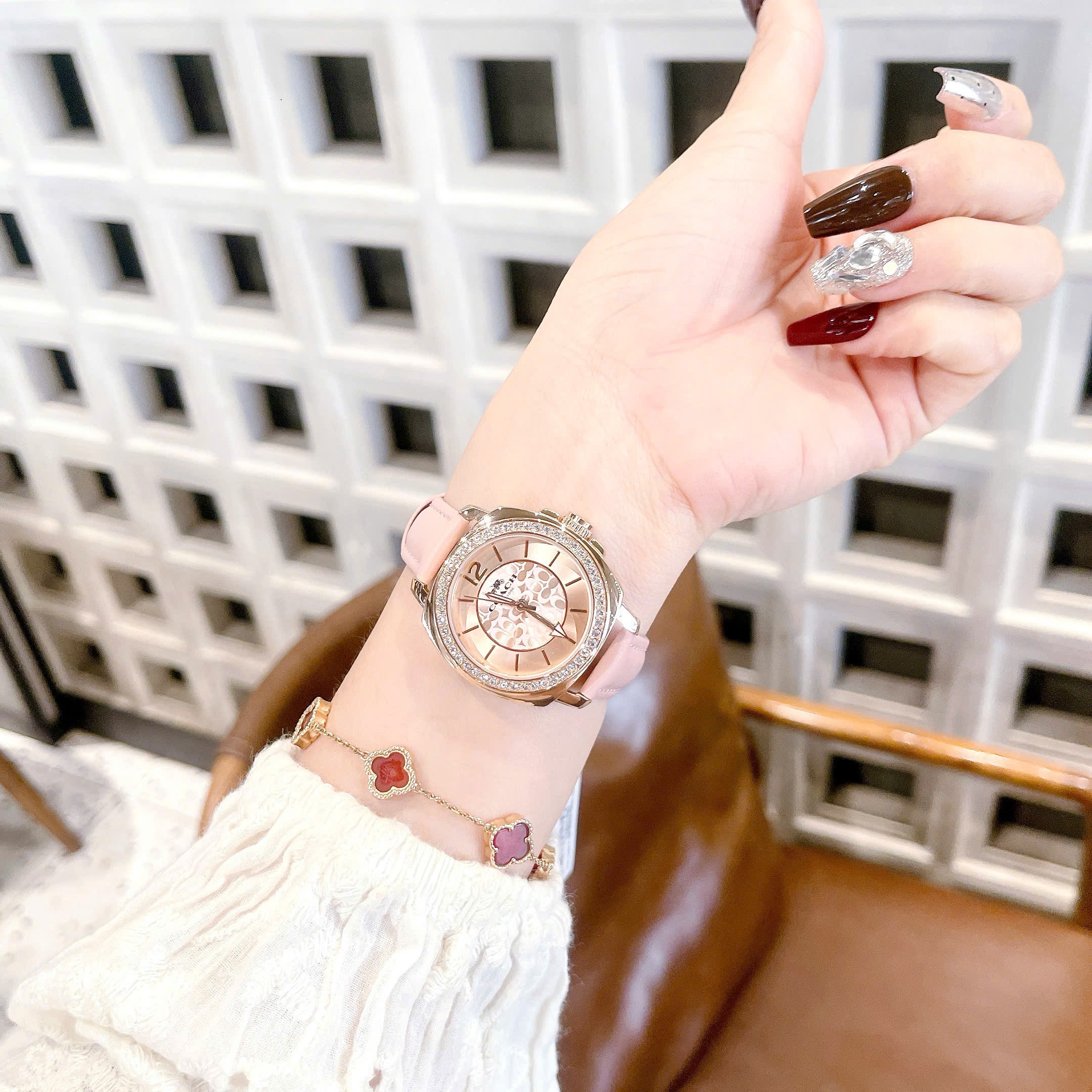 Đồng Hồ Coach Boyfriend |Nữ Giới |Rose Gold |Đính Đá |Dây Da Hồng |Máy Pin (Quartz) |Size 34mm |donghogiatot.vn